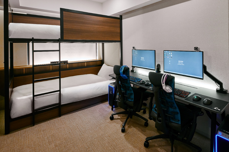 ゲーミングルームは２種類用意されており、2段ベット＋PC設備が用意された男心を擽る秘密基地のような雰囲気の「ゲーミングバング」と、広く伸び伸びとした空間にＰＣ設備が添えられた高級感のある「ゲーミングツイン」から選べる