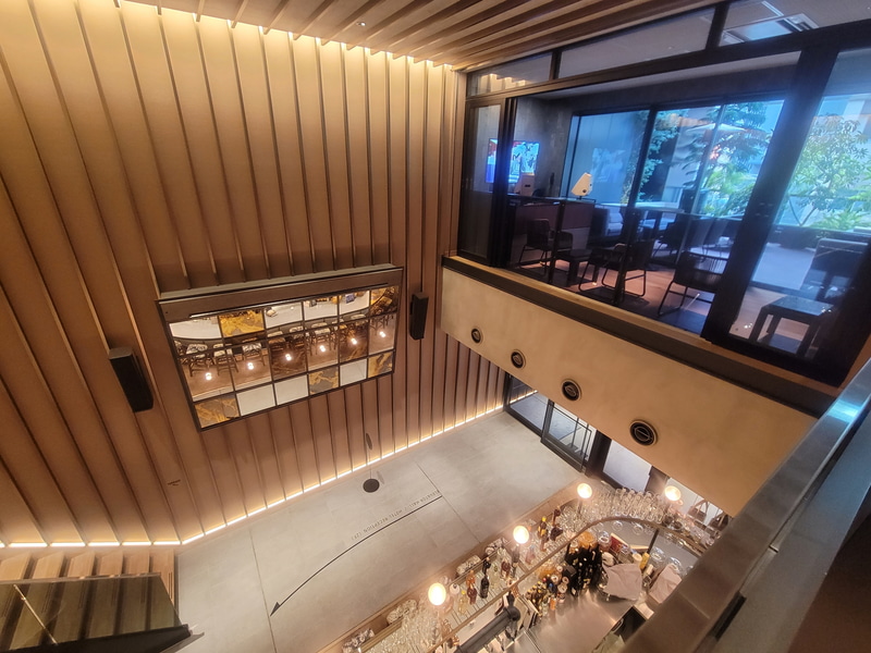 2Fへ続く階段付近は吹き抜け構造となっており、テラス席側からは下を見下ろせる空間が用意されている。壁側に向かってシアターを出す事も可能となっており、様々なイベントに柔軟に対応できる構造と設備が揃っている