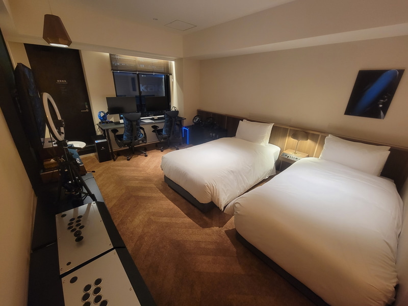 全体の内装はこのような間取りになっている。ゲーミングルームと聞くとPC機器が七色に光る派手な部屋を想像する方も居ると思うが、こちらのホテルでは落ち着いた印象を意識したシックな部屋作りがなされている