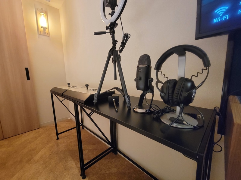 各種ゲーミングパッドやストリーム機材もまるでオブジェのように飾られ、部屋全体の印象を壊さず高級感を出している