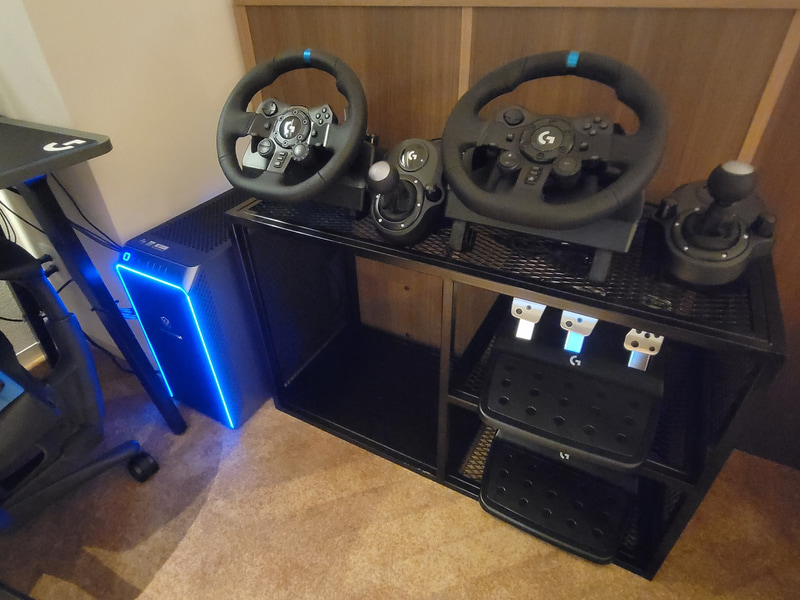 各種ゲーミングパッドやストリーム機材もまるでオブジェのように飾られ、部屋全体の印象を壊さず高級感を出している