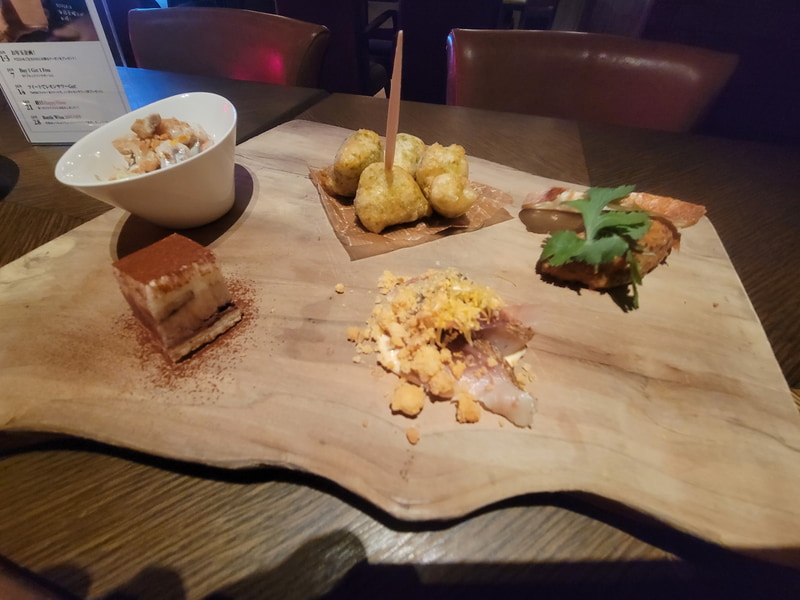 料理のひとつひとつがどれも絶品。個人的に筆者は写真中央上の「あおさ海苔のゼッポリーネ」がお気に入り。初めて食べたが、食べやすくレモンサワーに合い過ぎて無限に食べれてしまう