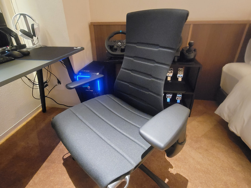 エンボディゲーミングチェアの魔力は本当に凄まじい！ 普通に音楽を聞きながら2～3時間ボーっと過ごしてしまえるほど体がリラックス状態になるため、PCで作業する際にも非常に効果的である事がわかる