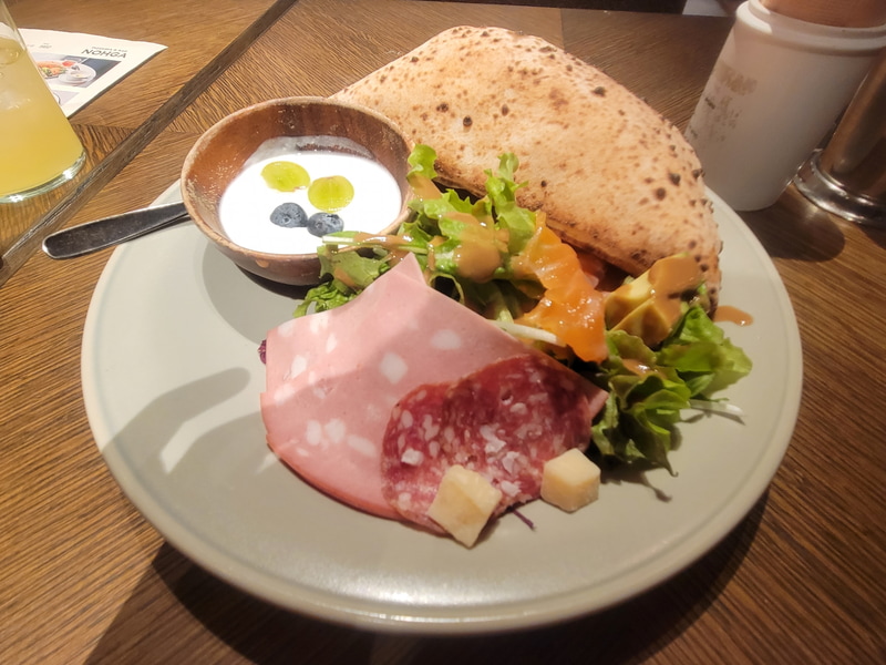 朝食に出てくるサラダやスープ、別途注文できる卵料理をフォッカッチャと共に口へ運ぶのが店のオススメ。しっかりボリュームがあるのにサッパリしつつ優しい味なので食が進む進む。