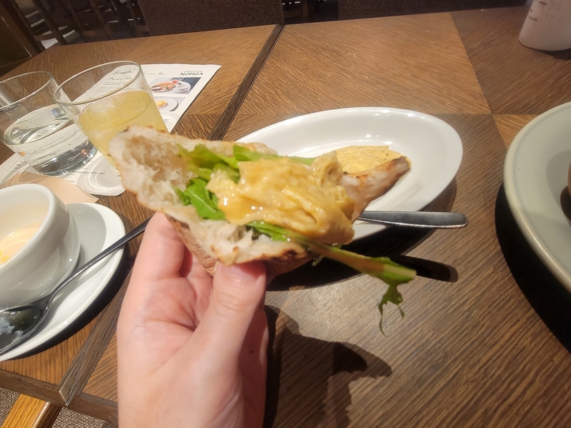 朝食に出てくるサラダやスープ、別途注文できる卵料理をフォッカッチャと共に口へ運ぶのが店のオススメ。しっかりボリュームがあるのにサッパリしつつ優しい味なので食が進む進む。