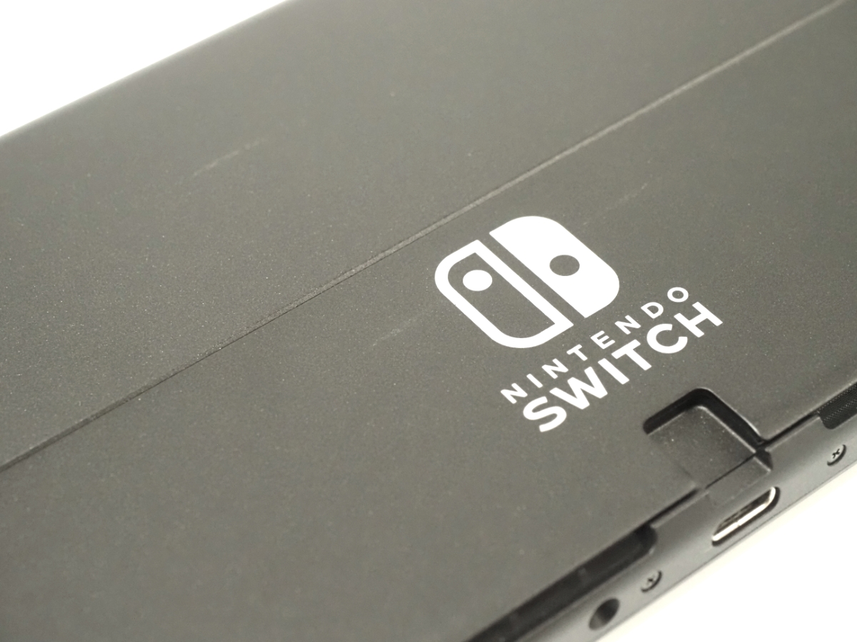 写真ではわかりにくいが、Nintendo Switchロゴの左右や上部に、4カ所うっすらとスレが発生していた。この後拭き取ることでスレは解消