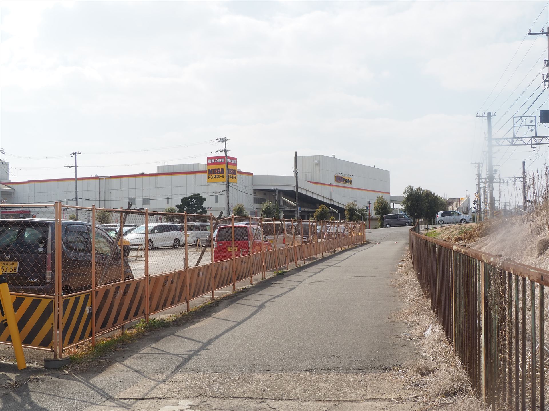 線路沿いに少し進んだところ。ドン・キホーテの看板がはっきりと見える