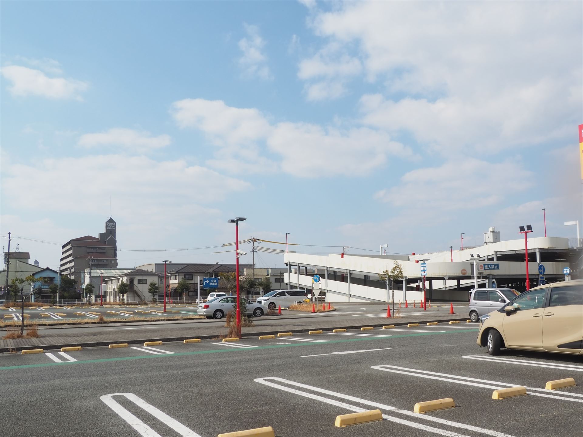 奥に立体駐車場が見える。合計で1,637台の駐車が可能