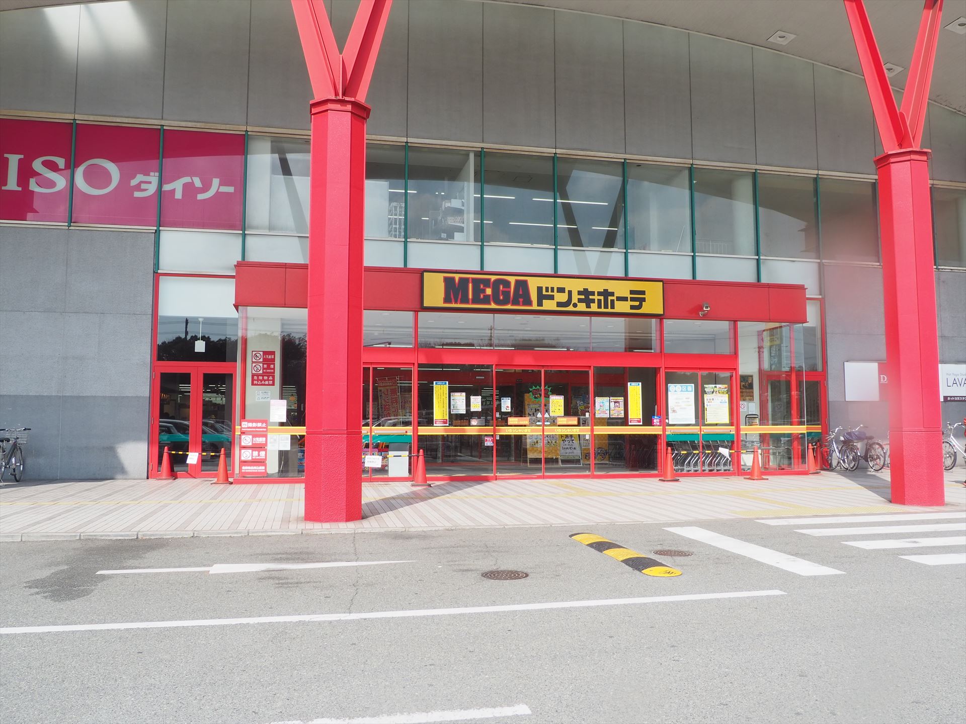 平置き駐車場に近い側の入口。こちらから入ったほうがドスパラの新店舗にアクセスしやすい