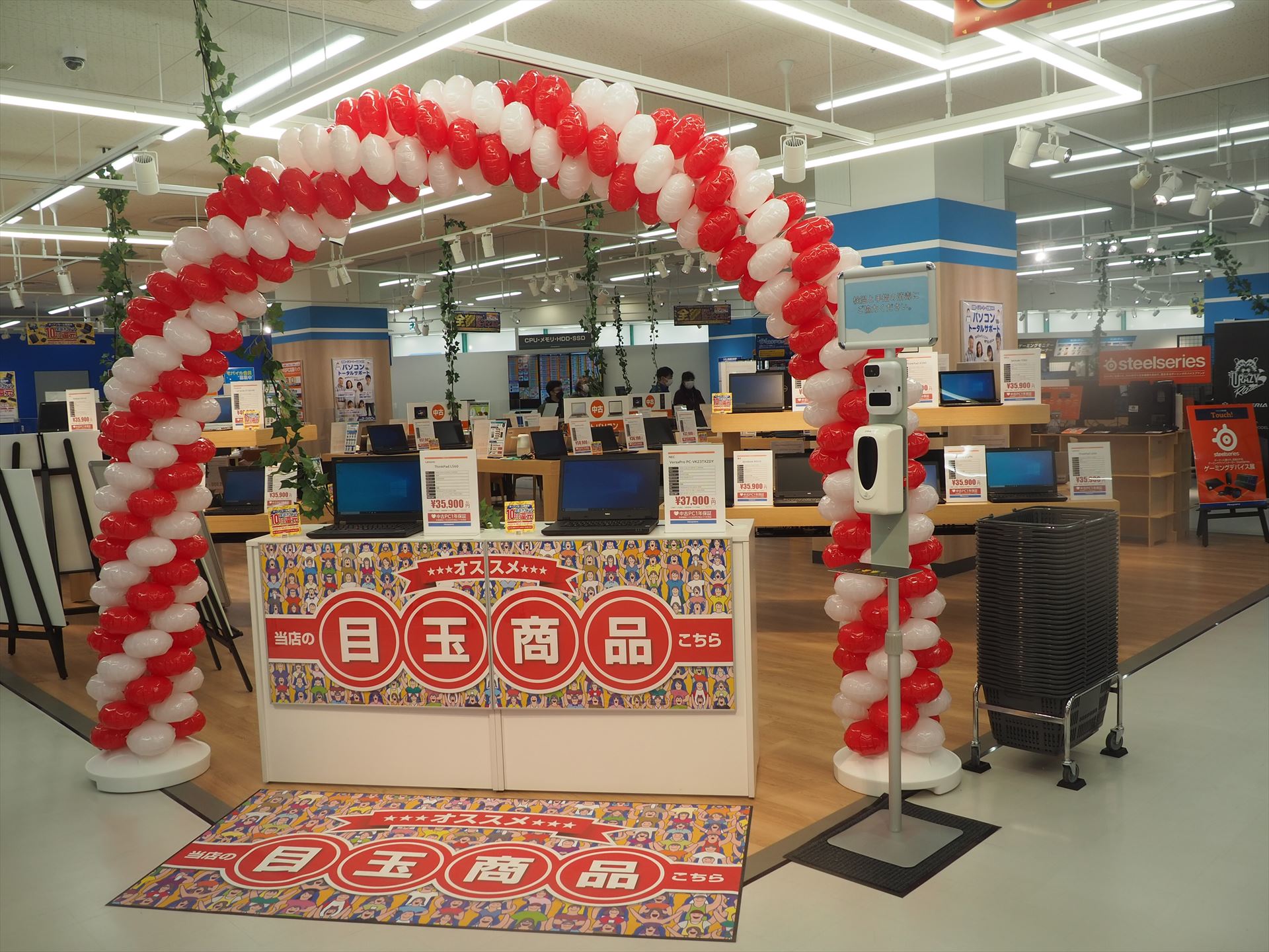 店舗に入るとまず目にするのは、バルーンアーチに囲まれた目玉商品だ。オープン直後は、この2台の中古ノートPCが目玉商品となる