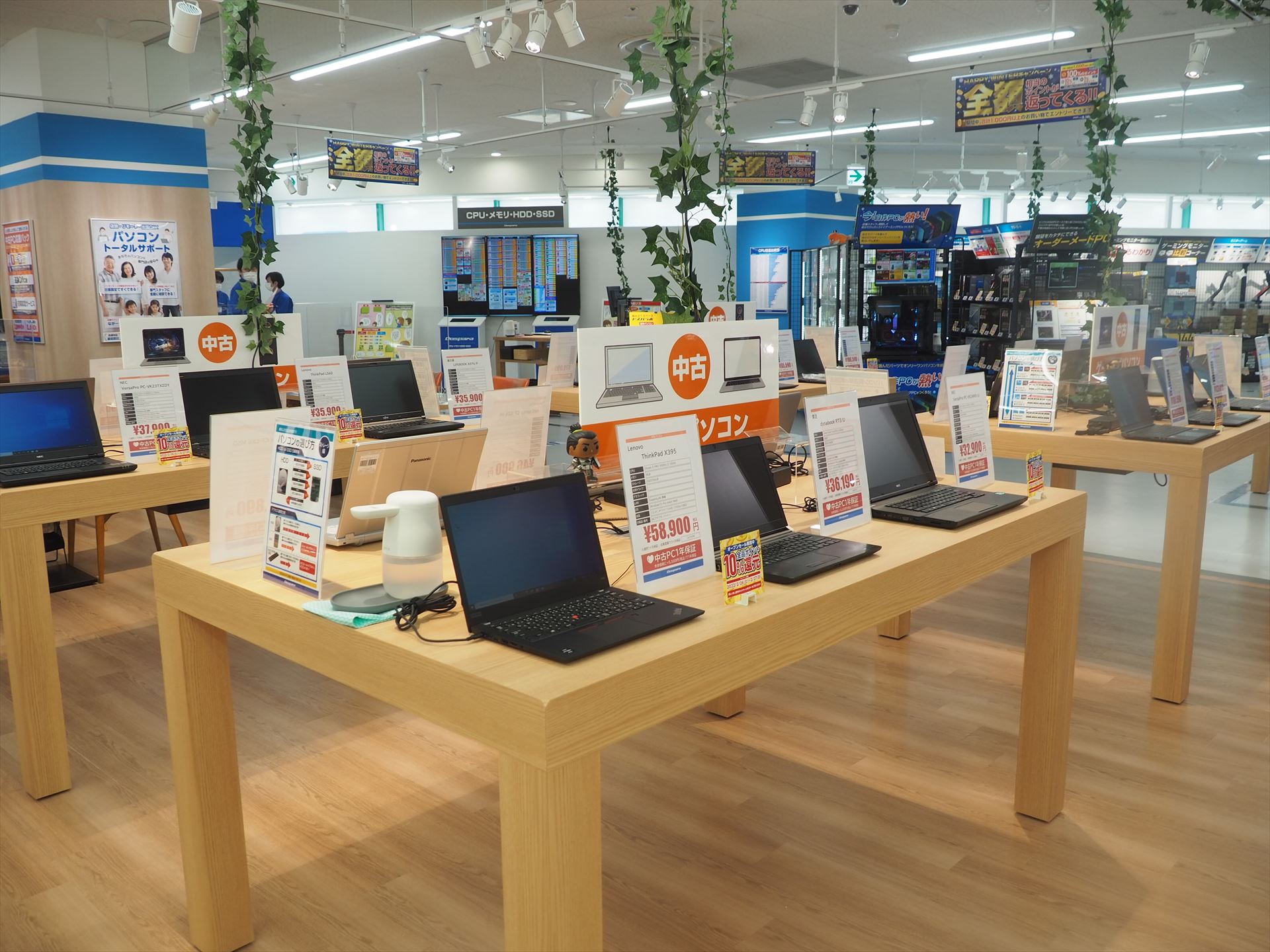入ってすぐ左側が、中古PCの販売スペースである。ドスパラ姫路広畑店は、中古PC販売に力を入れていることが特徴だ