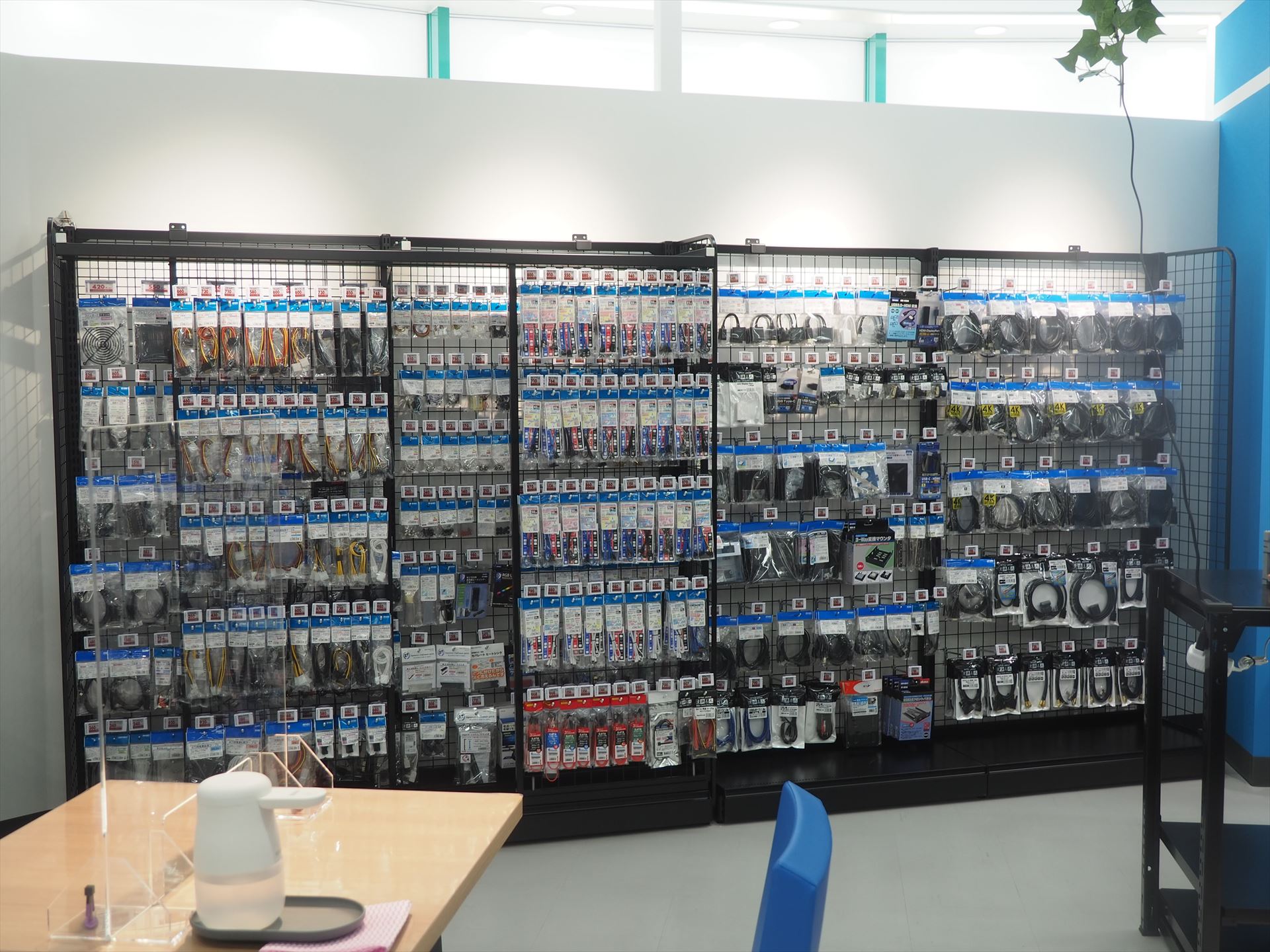 組み立てに欠かせないケーブルや小物類