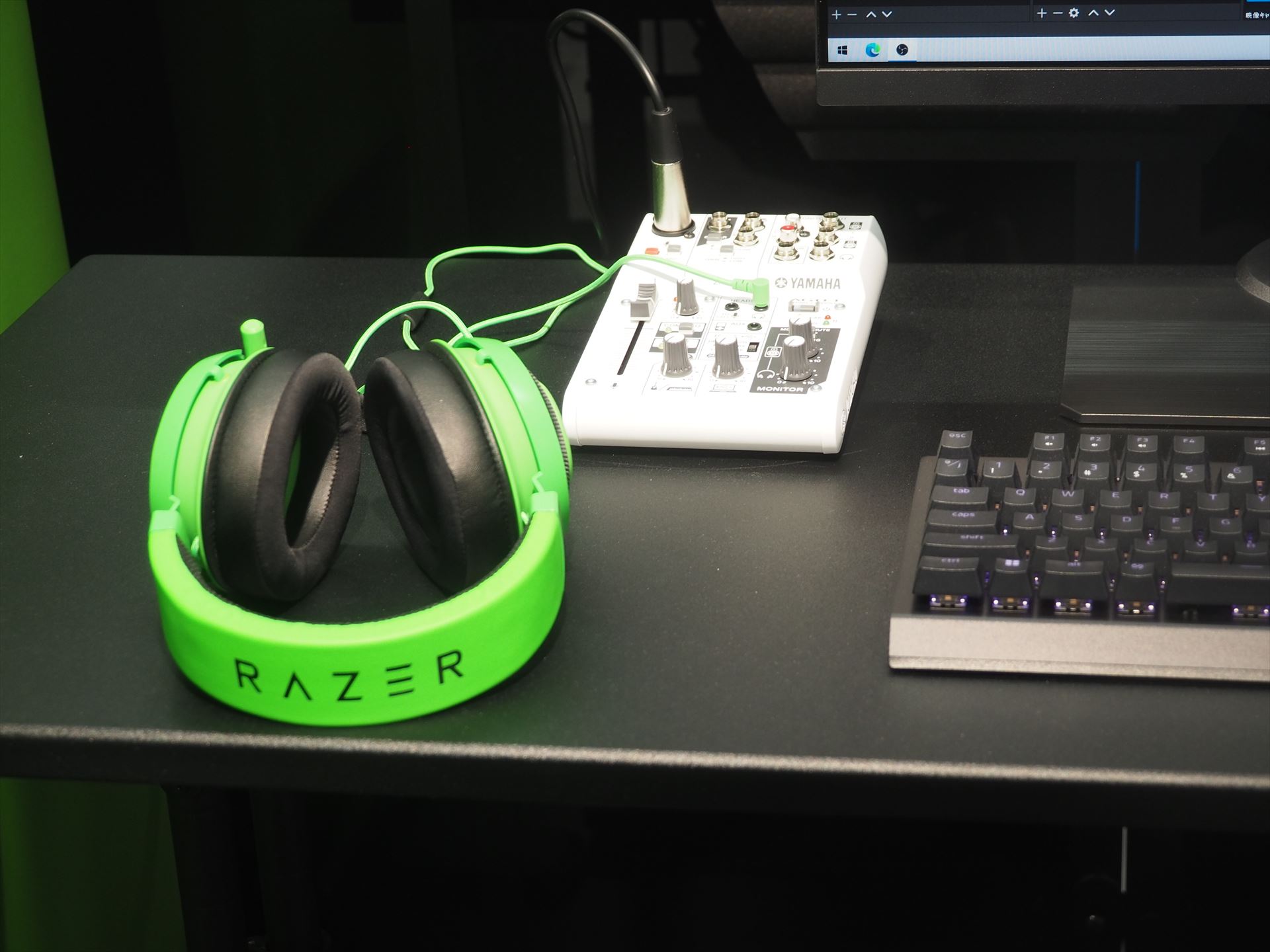 ヤマハのミキサーやRazerのヘッドセットなどが使われている