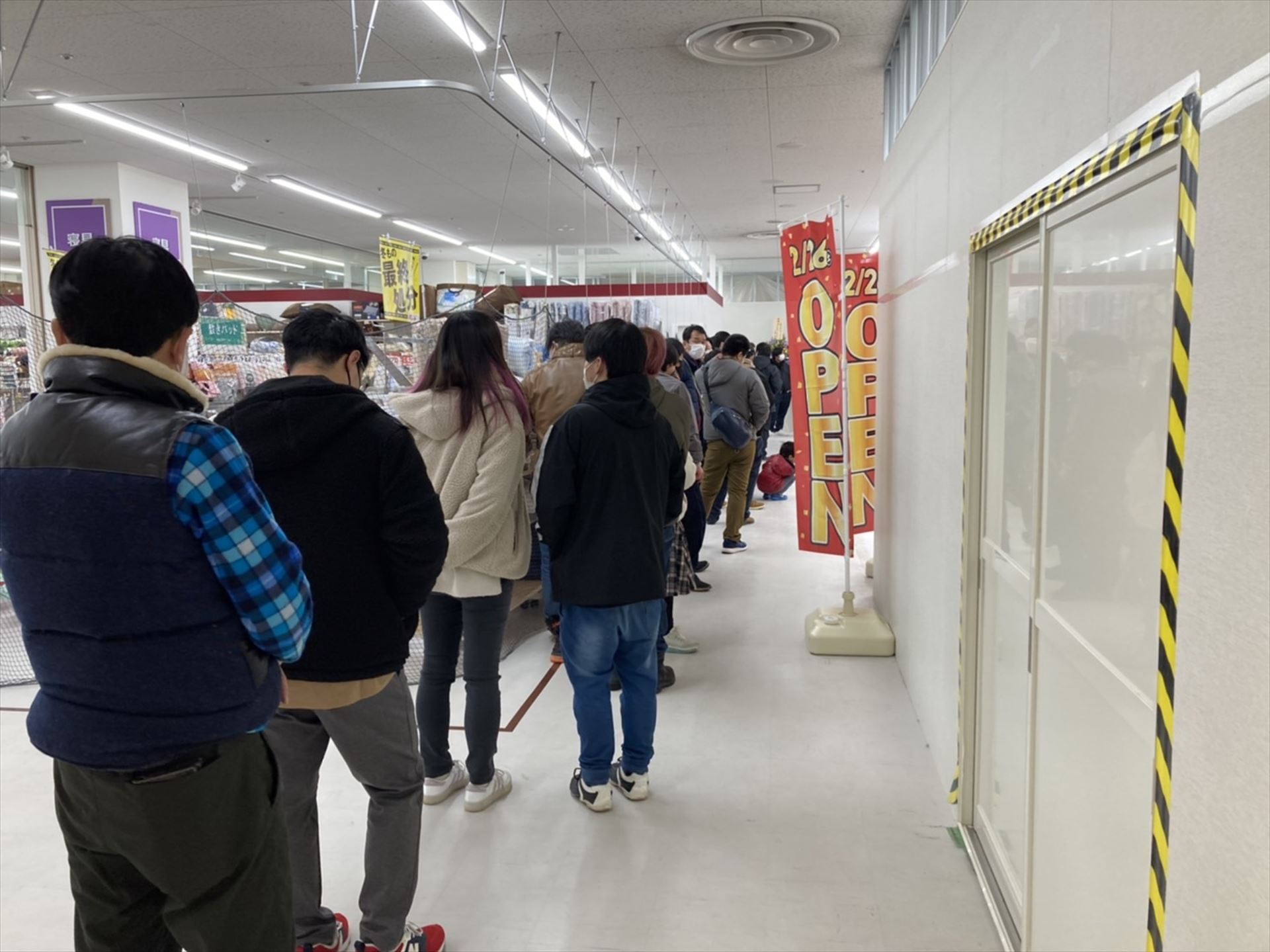 9時から行列が伸びていき、9時30分頃には80名ほどの列ができた