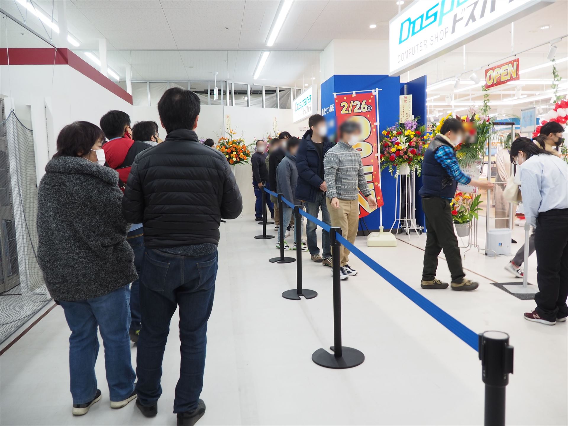 オープンを9時30分に前倒し、順次客が入店していった