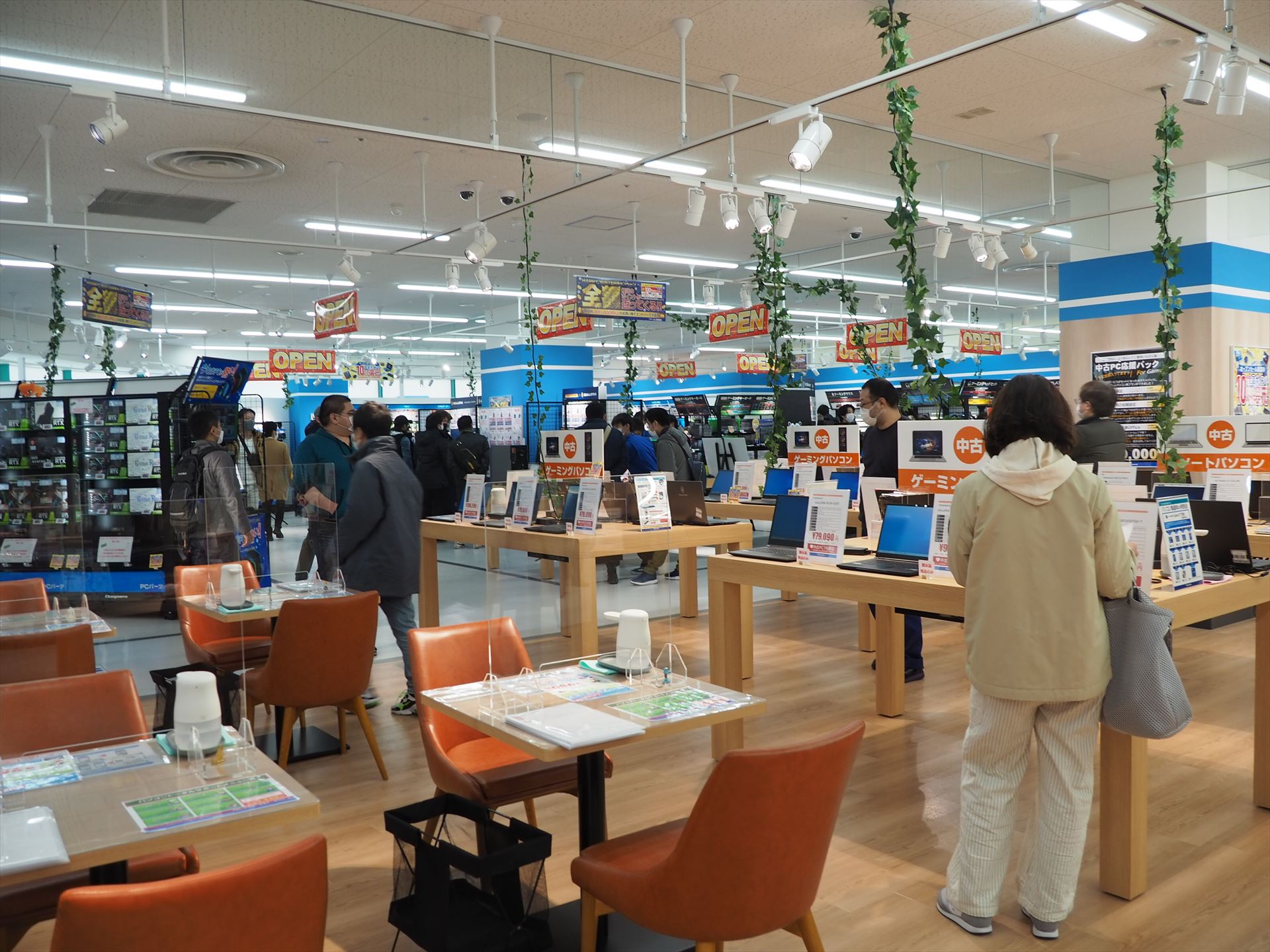 オープン後10分が経過したところ。午前中は次々と客が入店していっていたが、密になるようなことはなかった