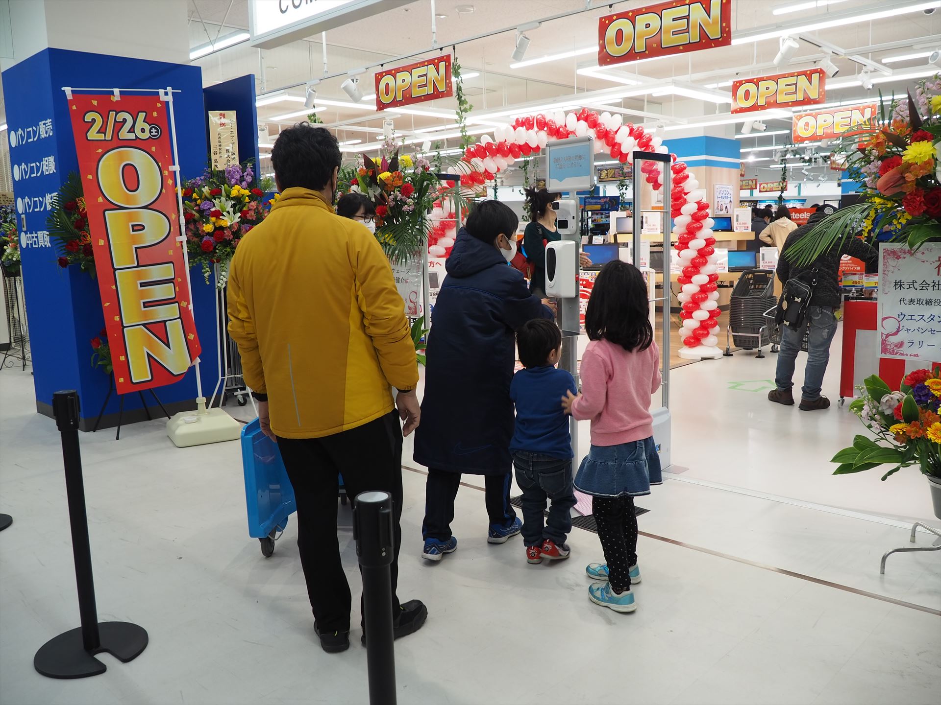 他のドスパラの店舗の初日に比べて家族連れの客が多かった