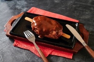ルフィの大好物である骨付き肉をハンバーグで再現！