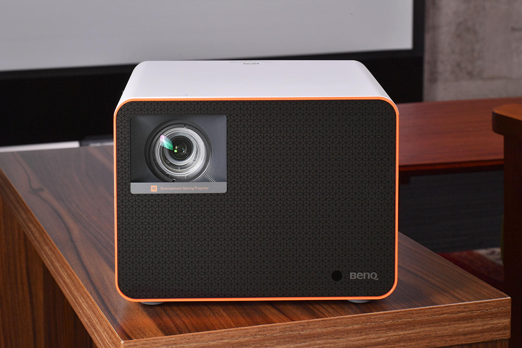 本体正面はブラックにオレンジの縁取りでゲーミングモデルらしい外観を演出している