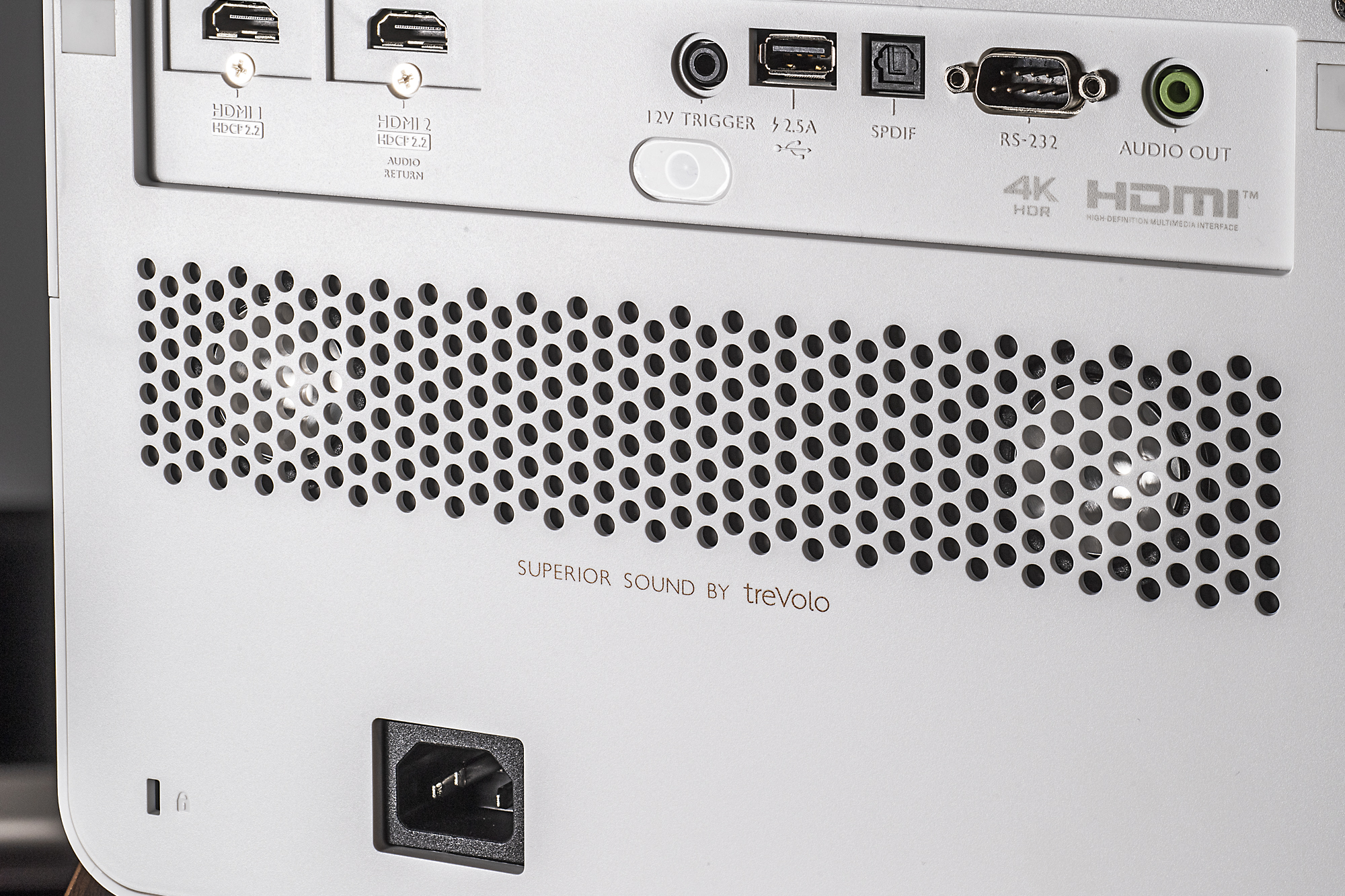 本体背面に2基のtreVoloスピーカーを搭載