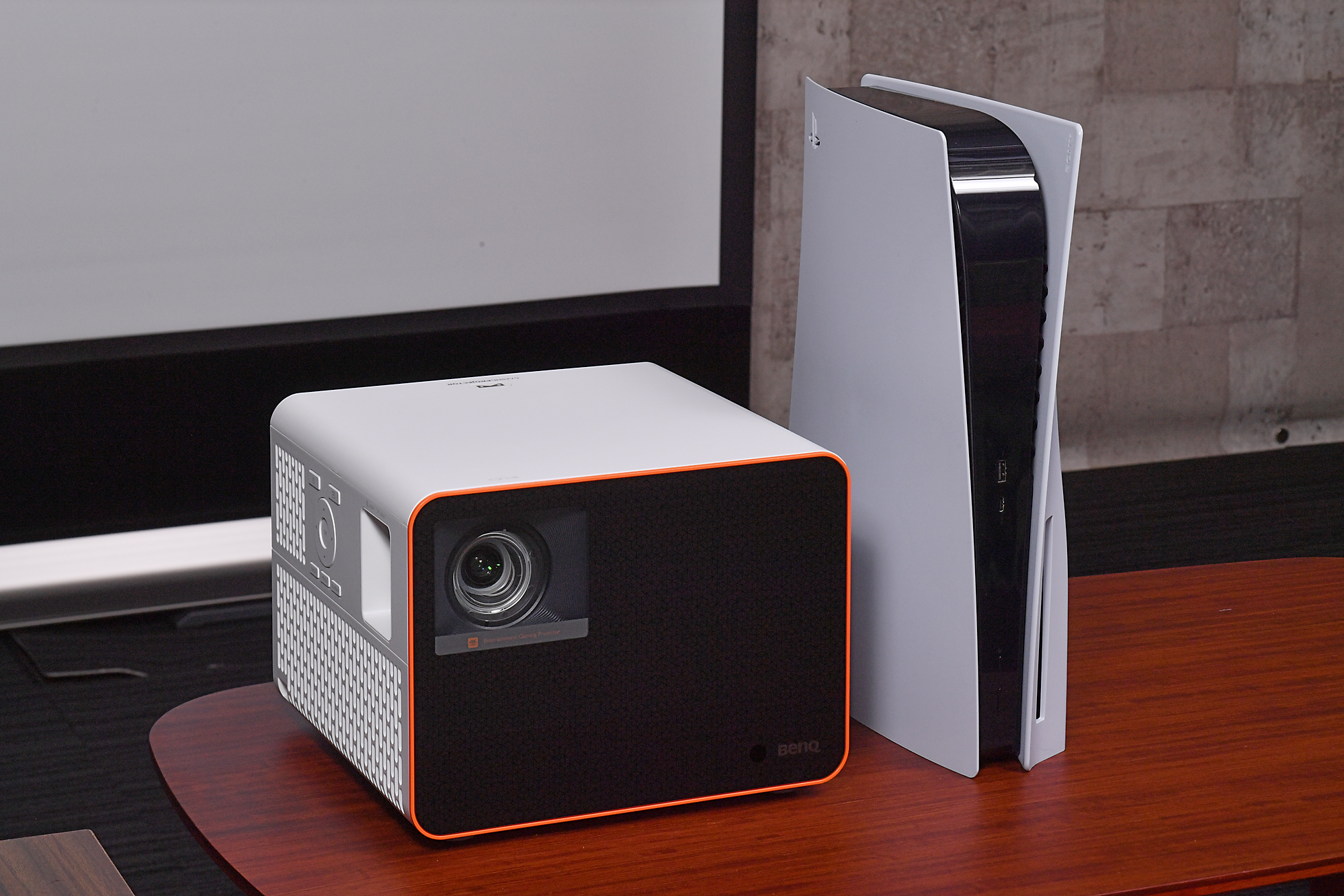 PS5と並べるとサイズ感の手頃さがよくわかる