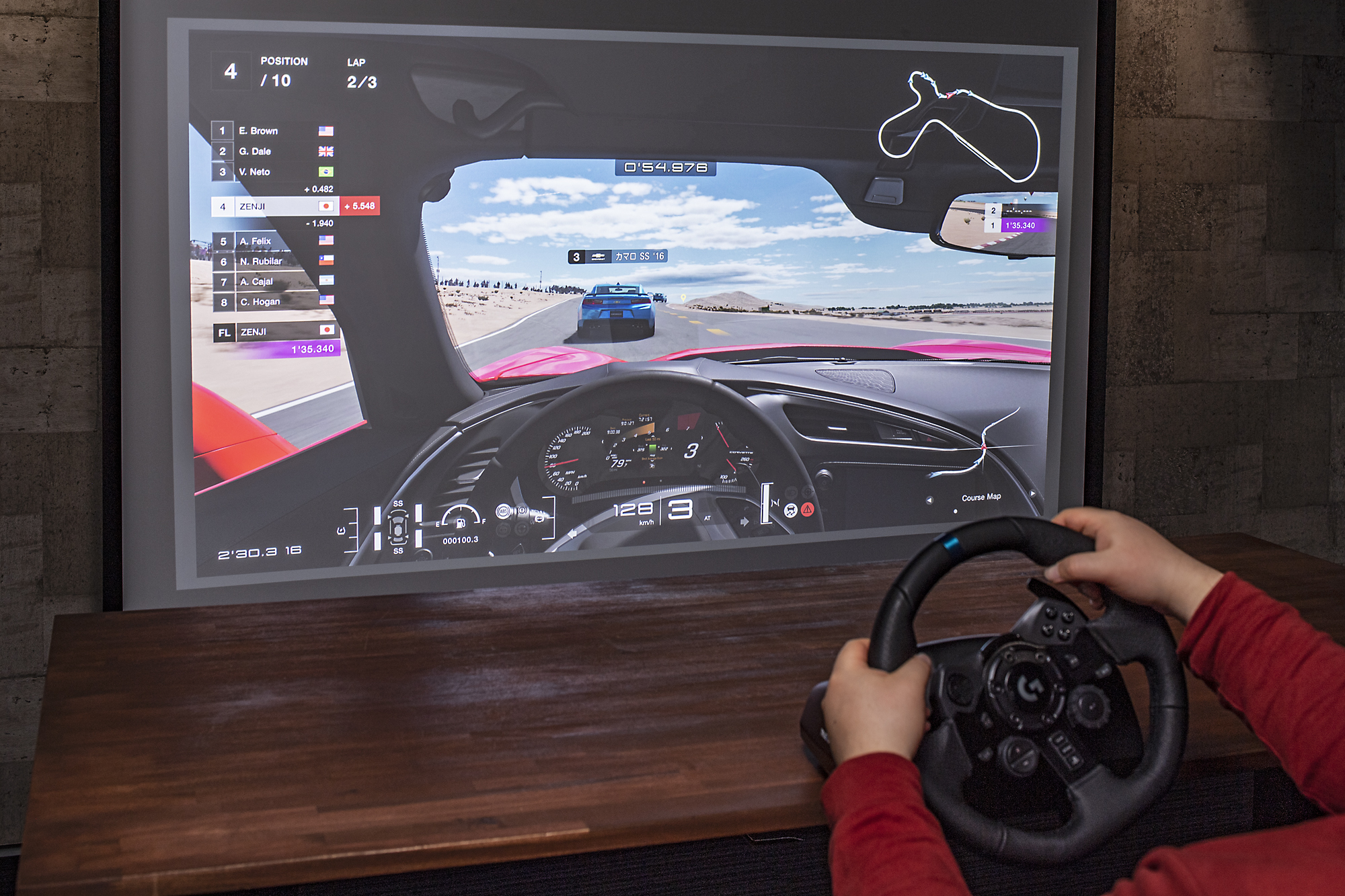 100インチのスクリーンに遠景がくっくり見えるので現実を越えたような感覚が味わえる