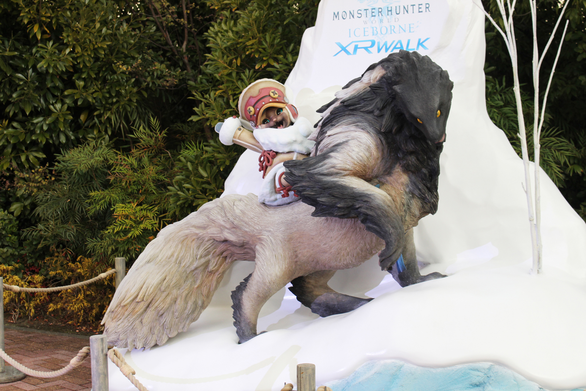 アトラクションの入口には、ウルグに乗ったオトモアイルーがゲストを迎える