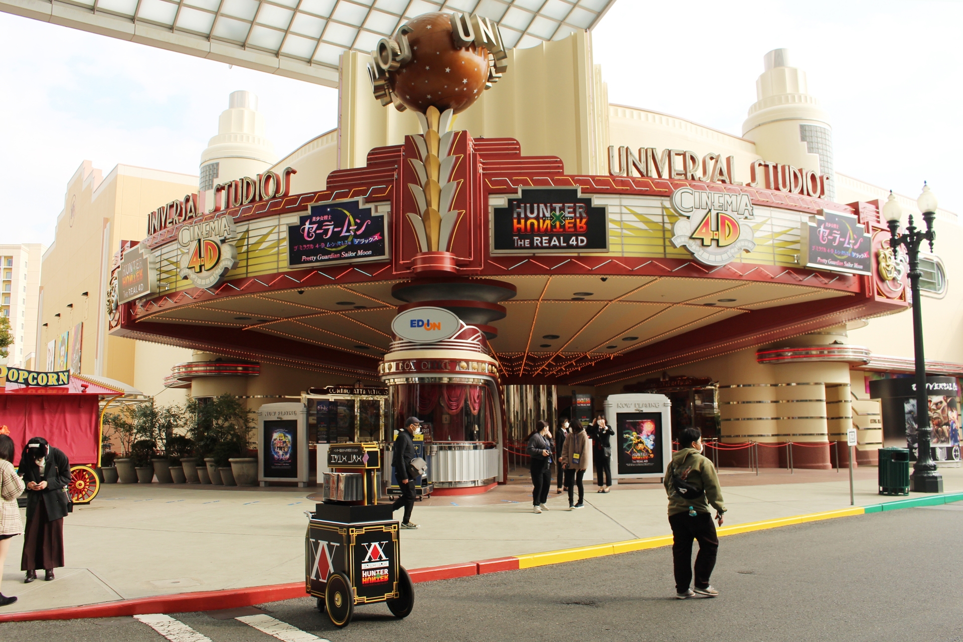 「ハンター×ハンター・ザ・リアル 4-D」と「美少女戦士セーラームーン・ザ・ミラクル 4-D ～ムーン・パレス編　デラックス～」が上映されるシネマ 4-Dシアター