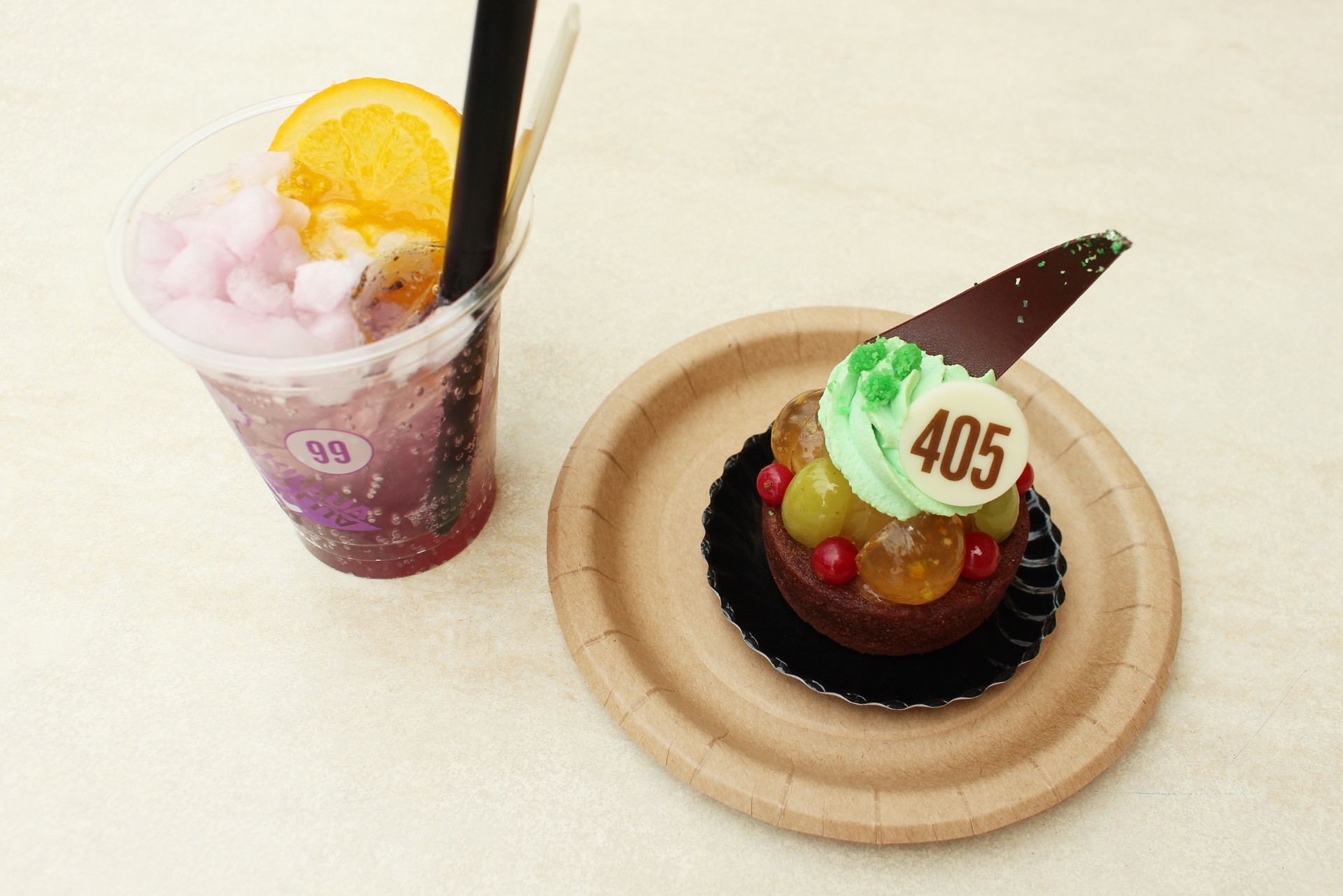 「ハンター×ハンター」のコラボメニュー、「キルア×ソーダ×グレープフレーバー」（左）と「ゴン×ケーキ×チョコ」（右）。ハリウッド・エリアの「ビバリーヒルズ・ブランジェリー」にて提供