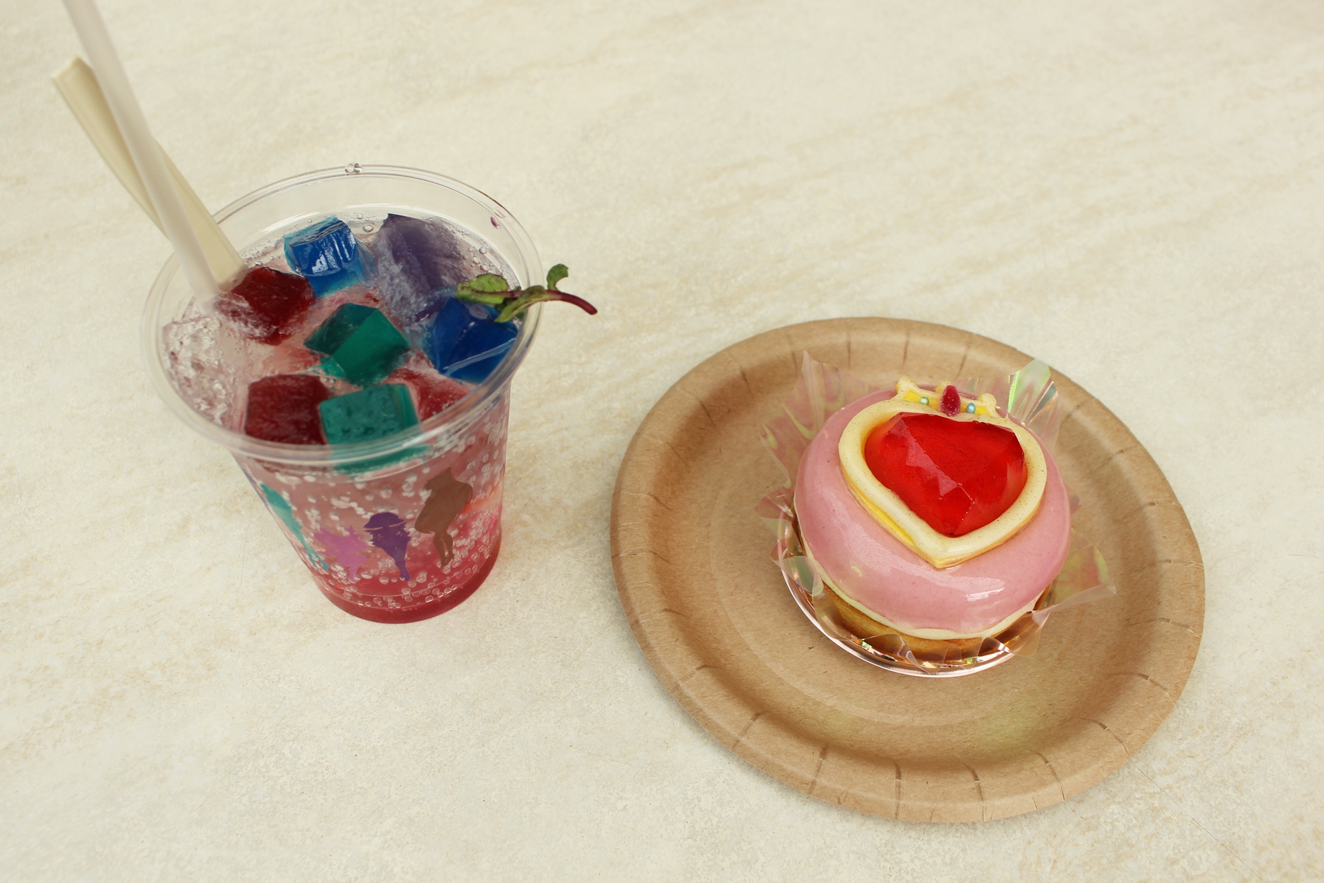 こちらはコラボメニューの「セーラーちびムーン＆外部太陽系4戦士のドリンク ～アップルソーダ～」（左）と、「プリズムハートコンパクトのケーキ ～ピーチ＆ストロベリー～」（右）。他にもサンドイッチプレートなどもある