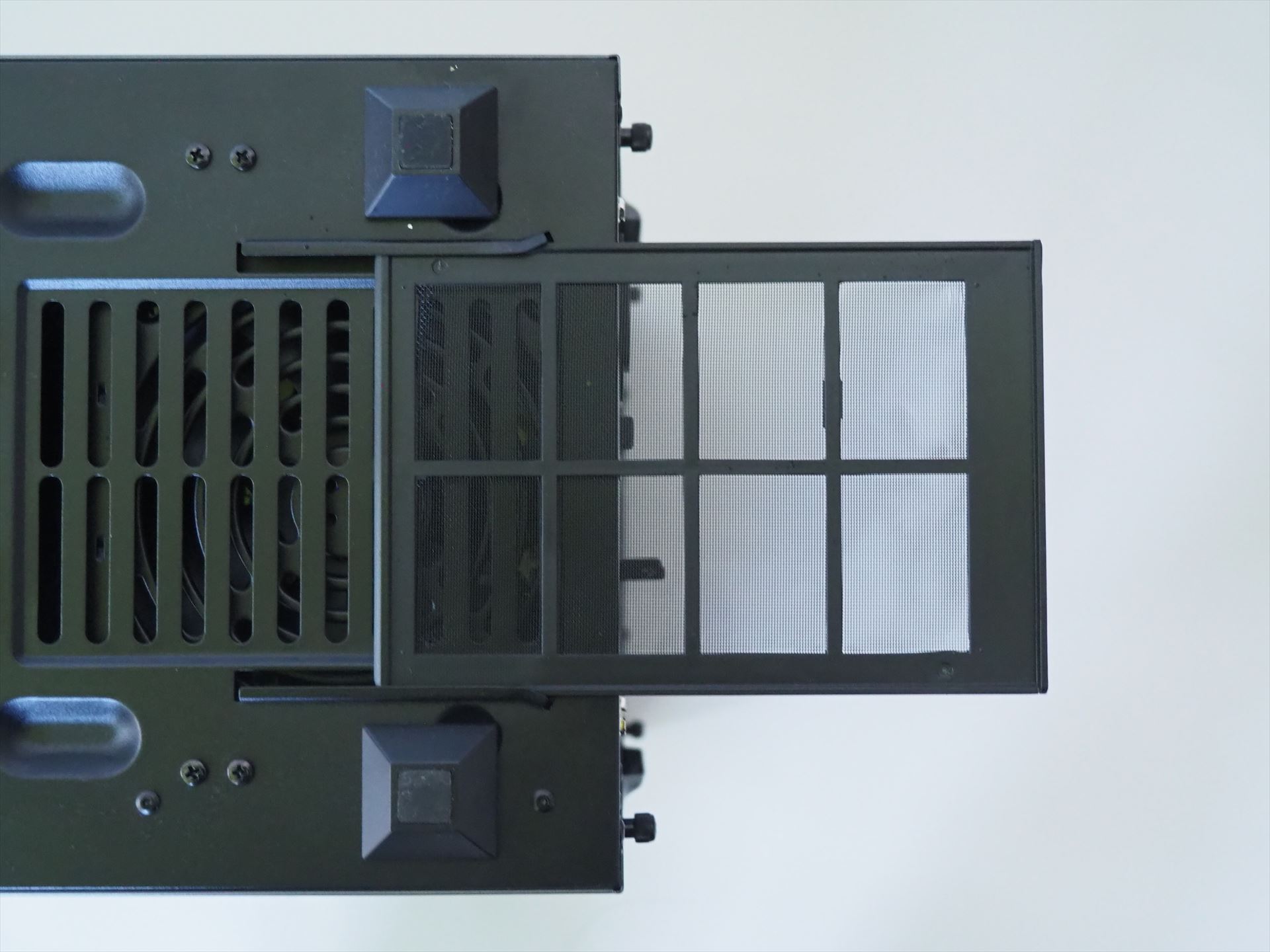 底面には電源ユニットのファンへのホコリの吸い込みを防ぐフィルタが装着されている