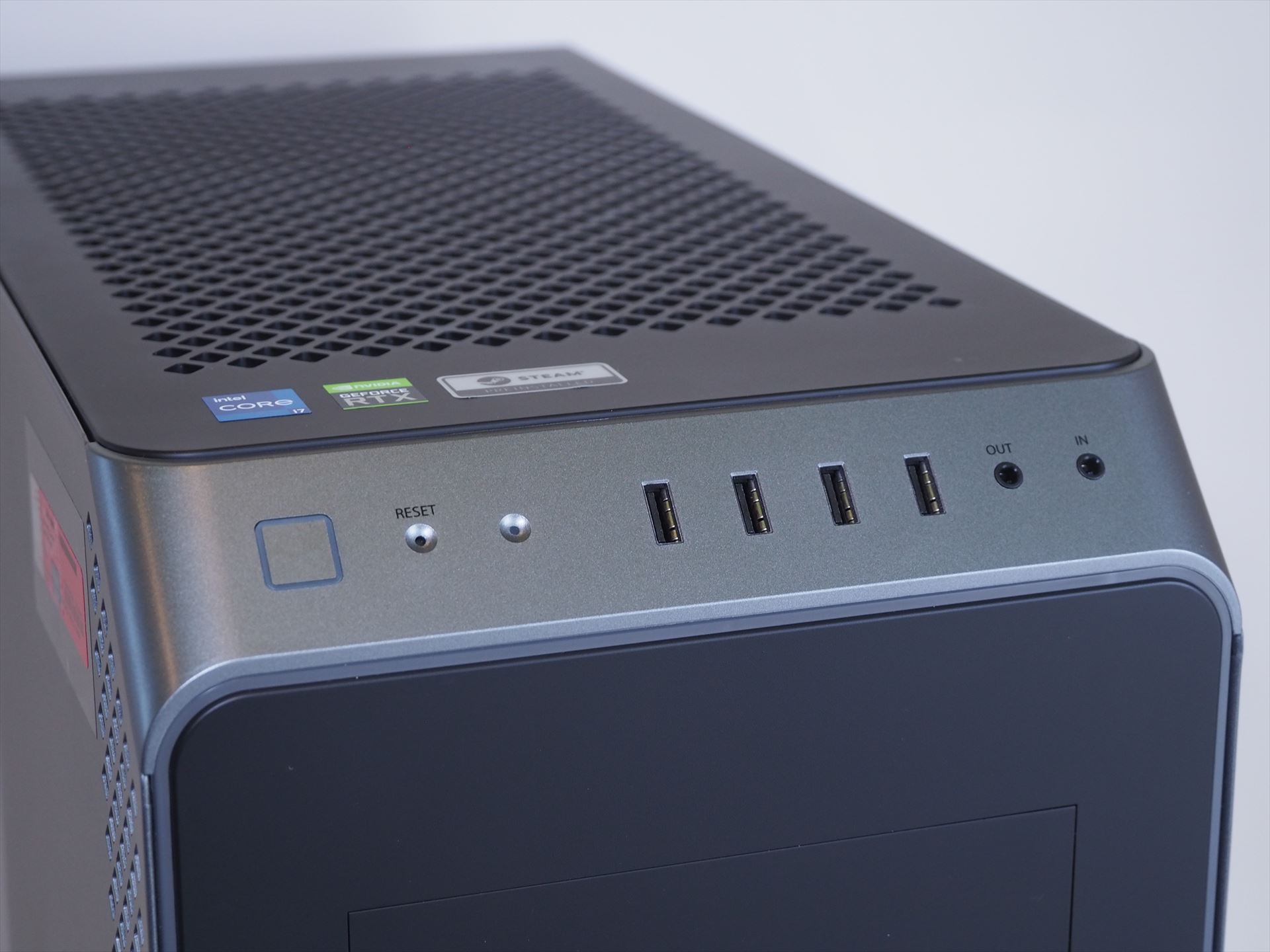 フロントパネルの上面が斜めにカットされており、USBポートなどへのアクセスがしやすい