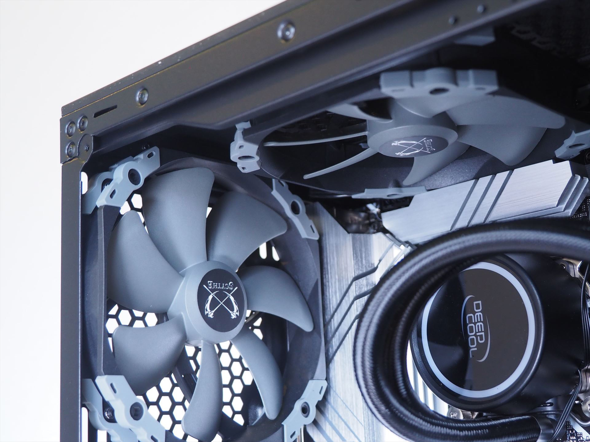 ケースのリアとトップに直径140mmの大型静音ファンが1基ずつ搭載されている