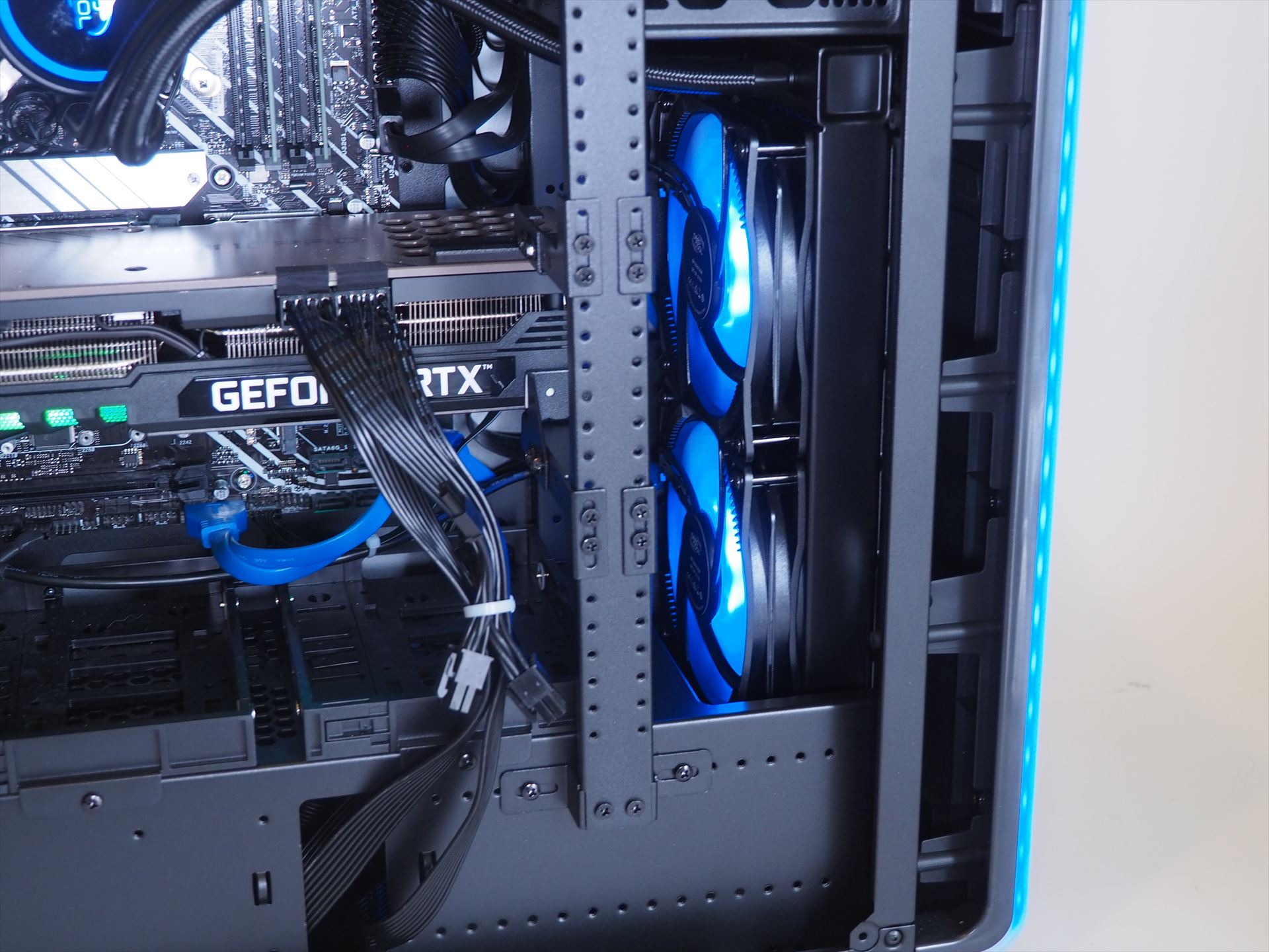 フロントパネルの裏側にラジエータが設置されている。ラジエータには120mmファンが2基装着されている