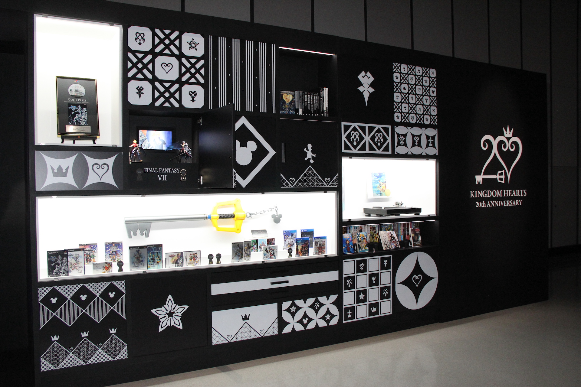 ロッカー右半分には、歴代シリーズ作品に関連したグッズなどが入っていた。キーブレード部分にはシリーズ全作品、その上には50万本突破した作品に贈られるゴールドプライズの盾を展示
