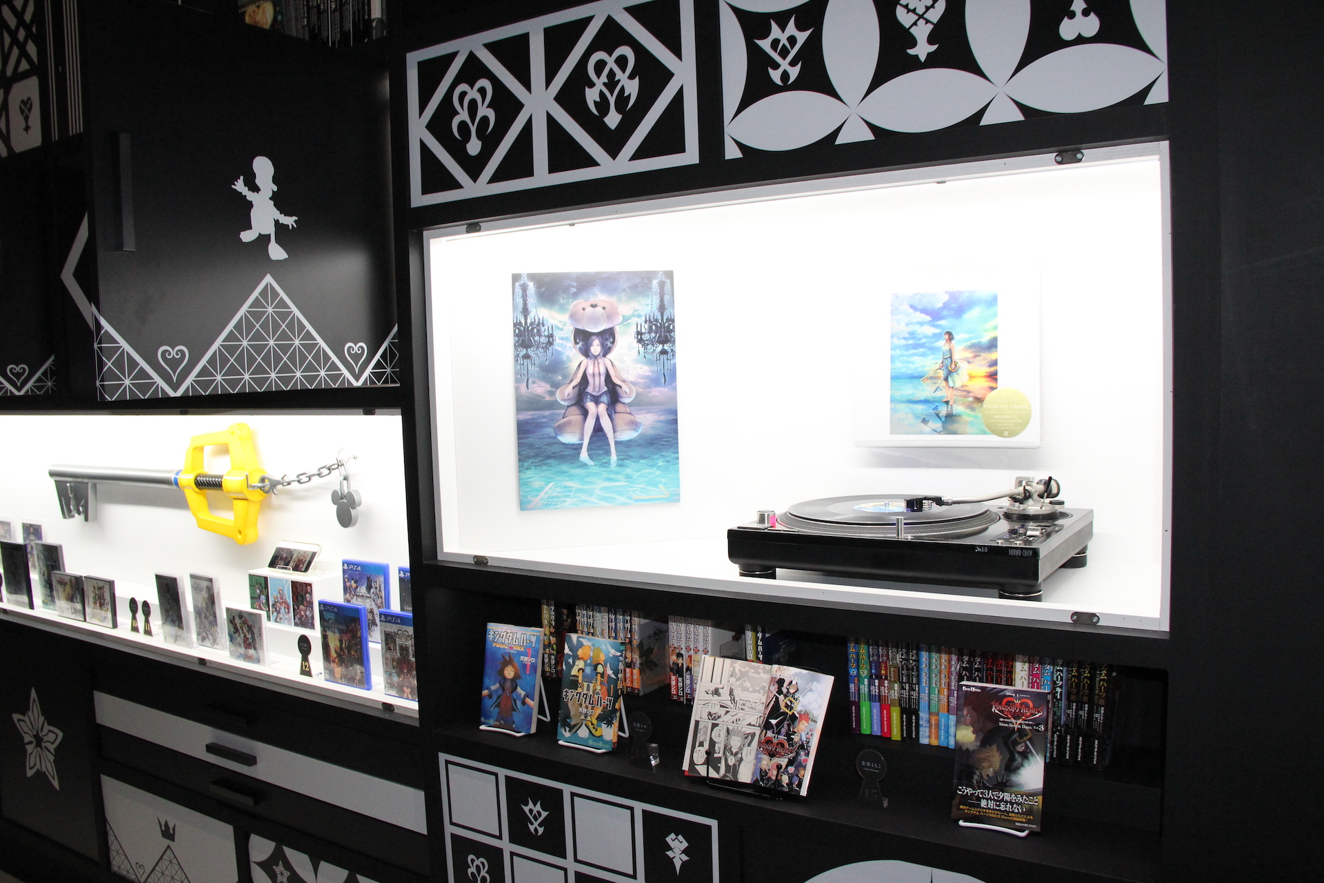 ロッカー右半分には、歴代シリーズ作品に関連したグッズなどが入っていた。キーブレード部分にはシリーズ全作品、その上には50万本突破した作品に贈られるゴールドプライズの盾を展示