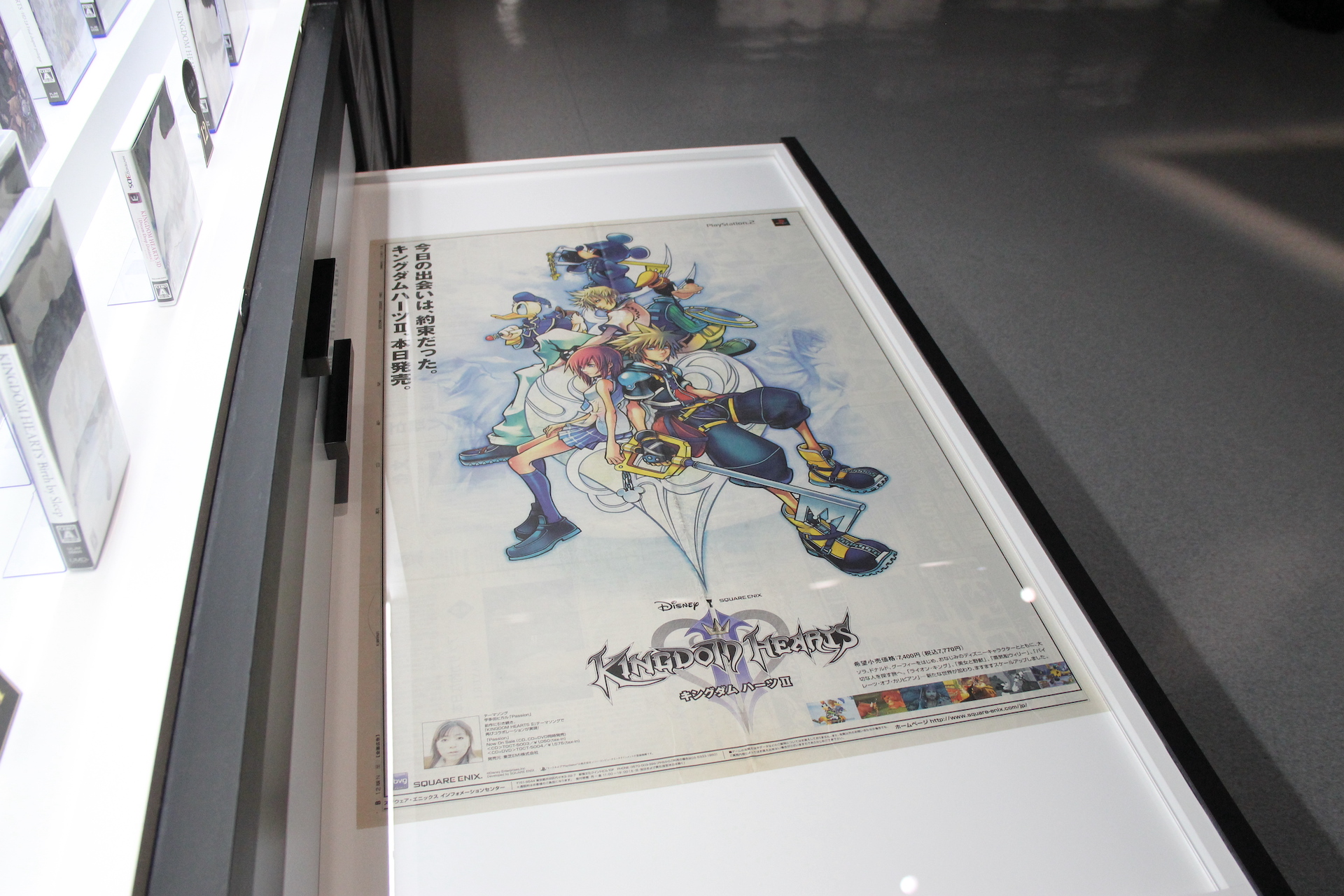 ロッカー右半分には、歴代シリーズ作品に関連したグッズなどが入っていた。キーブレード部分にはシリーズ全作品、その上には50万本突破した作品に贈られるゴールドプライズの盾を展示