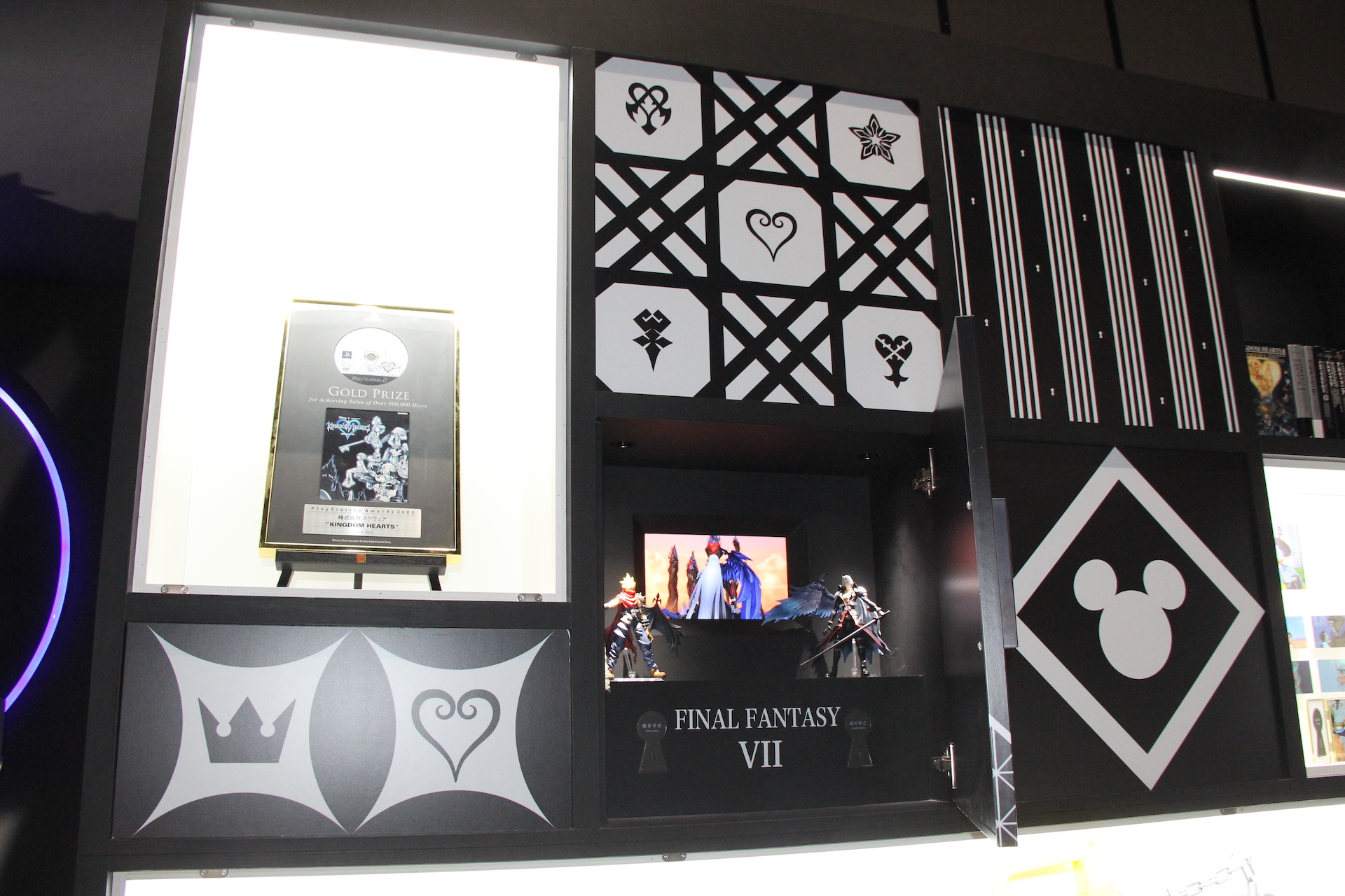 何もない壁部分に付いている取っ手を引くと開き戸がオープンし、その中の展示物が見られた