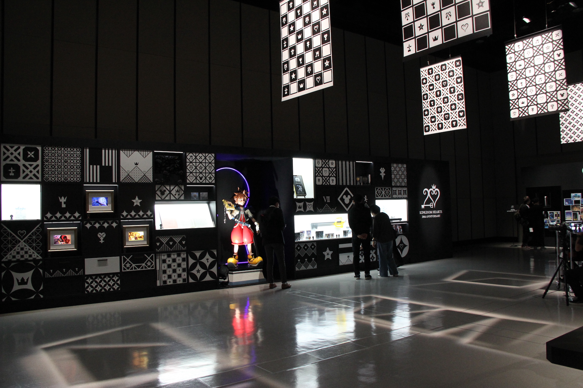 会場左側に位置していたロッカーの全景。額縁上になっているところでは、シリーズ作品の映像が流されていた