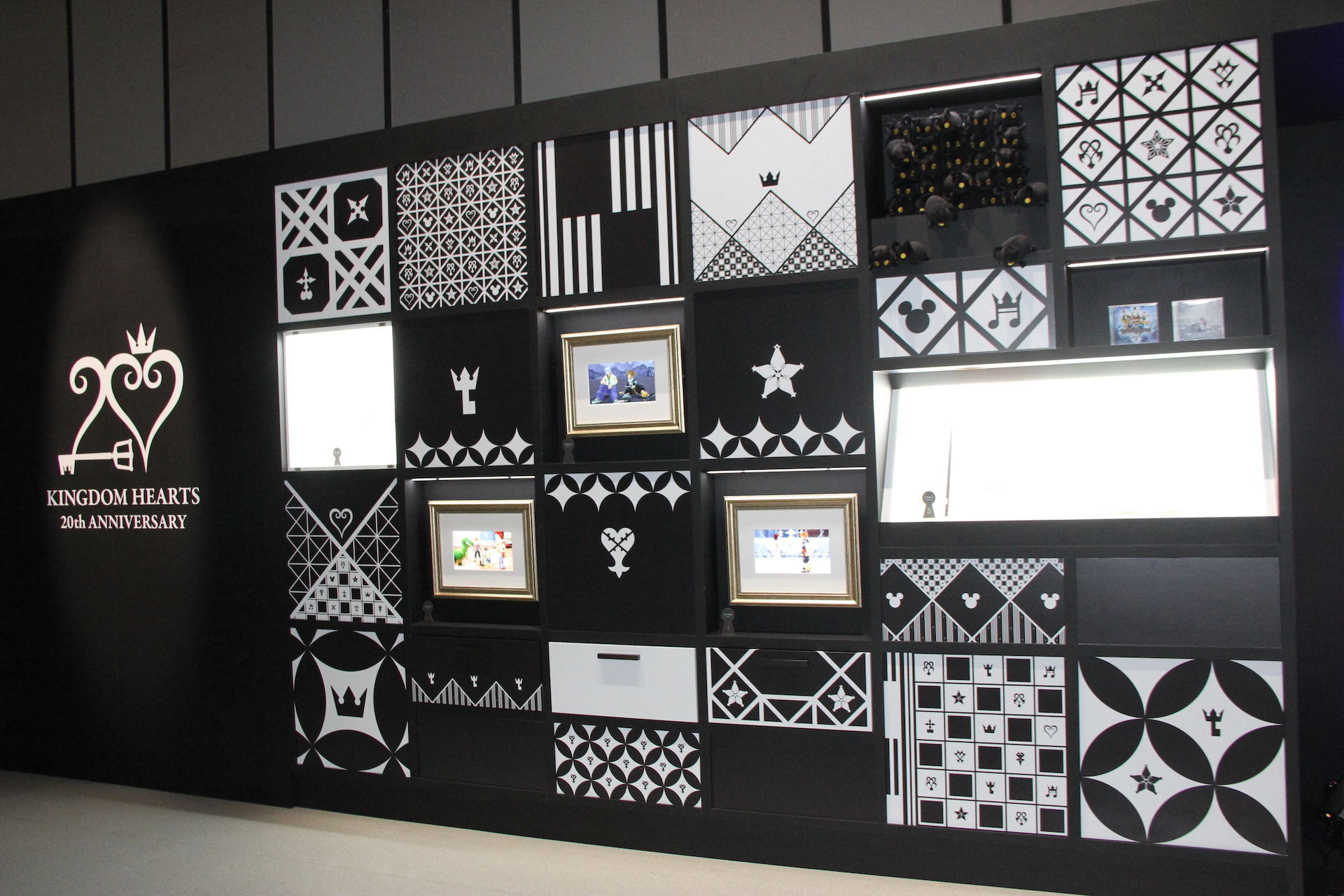 ロッカー左半分は、左側の光っているところには台本、右側の光っている部分には楽譜が収納されていた。今や、どちらも超貴重品