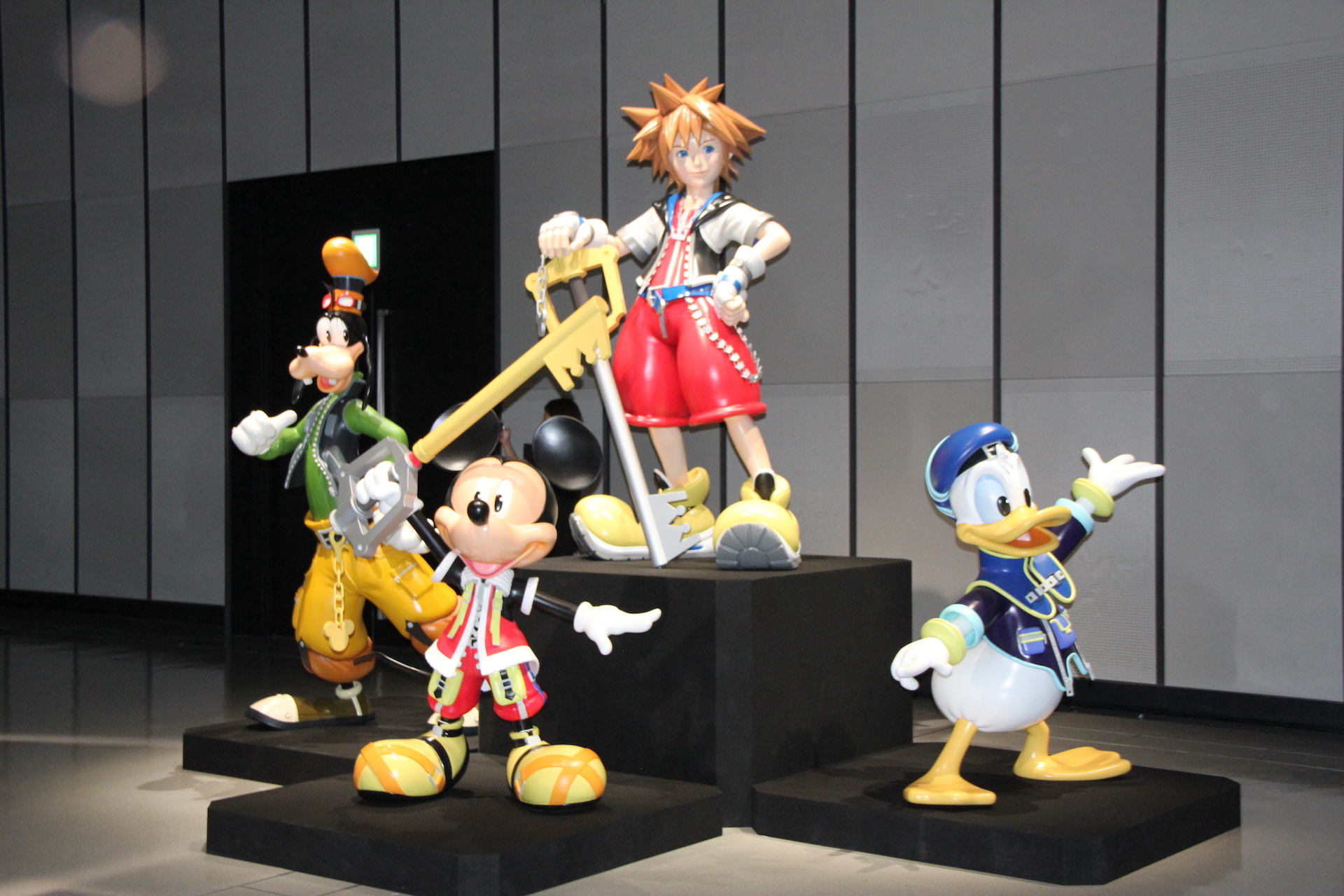 会場右手側には、等身大のキャラクターたちの姿も。天井からは、巨大なタペストリーが吊されていた