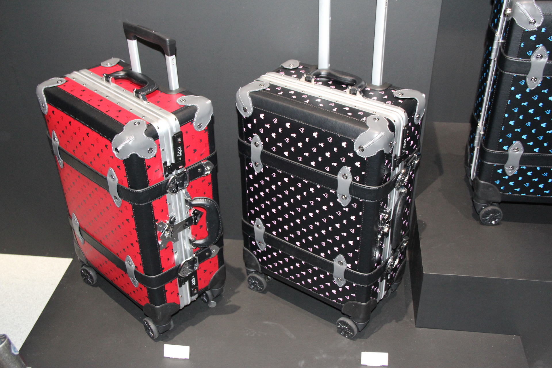 会場入り口付近には、数多くのグッズを展示するスペースが設けられていた。ゲーム中で使われたチェスや旅行鞄などもグッズ化され、今後販売されるとのこと