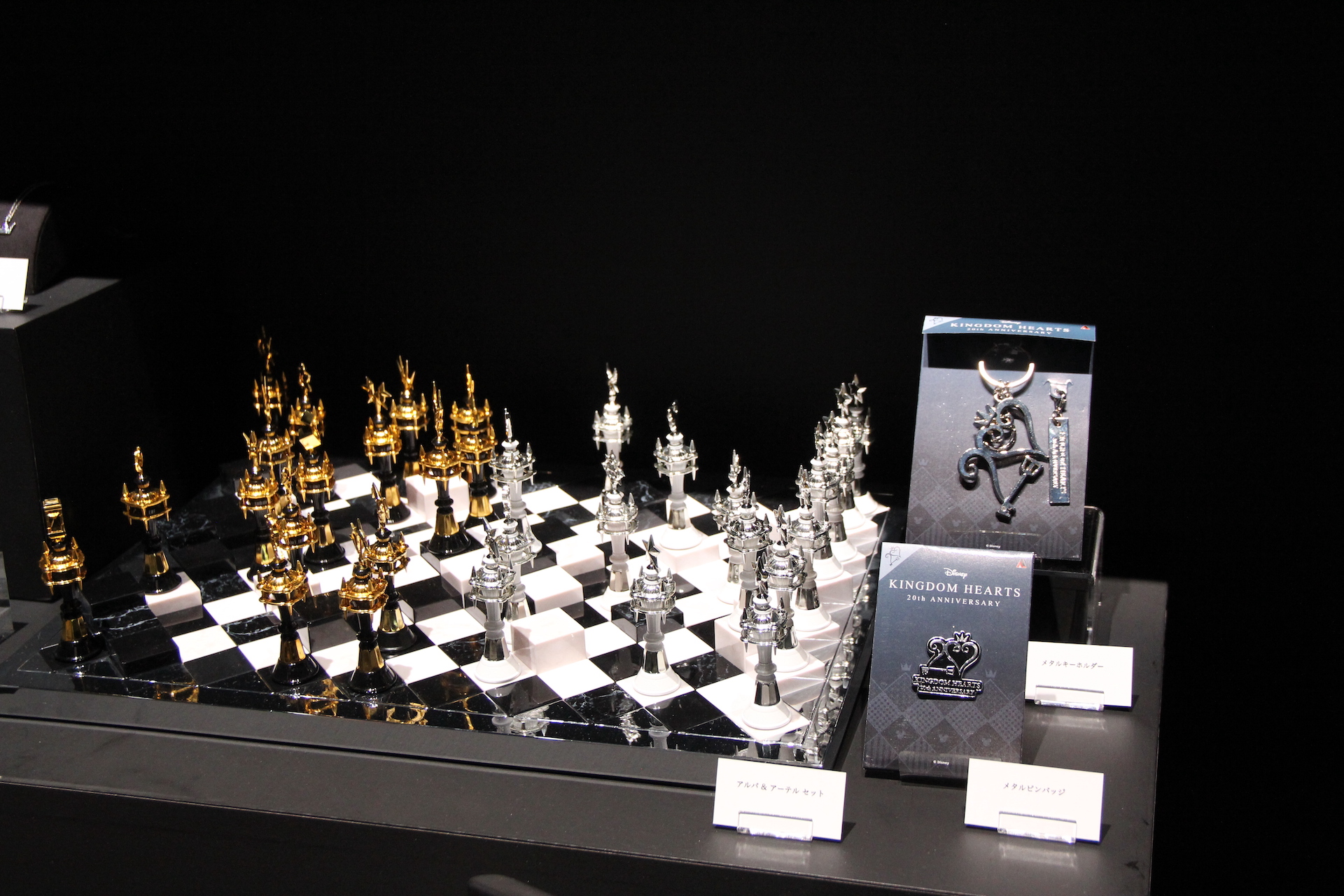 会場入り口付近には、数多くのグッズを展示するスペースが設けられていた。ゲーム中で使われたチェスや旅行鞄などもグッズ化され、今後販売されるとのこと