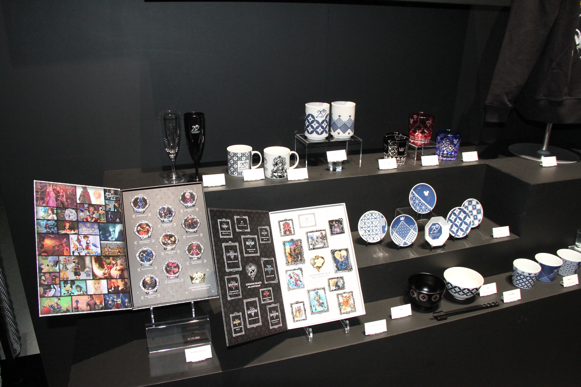 江戸切子とコラボレーションしたアイテムやアクセサリなどもあった。これらも、年内に発売予定とのこと