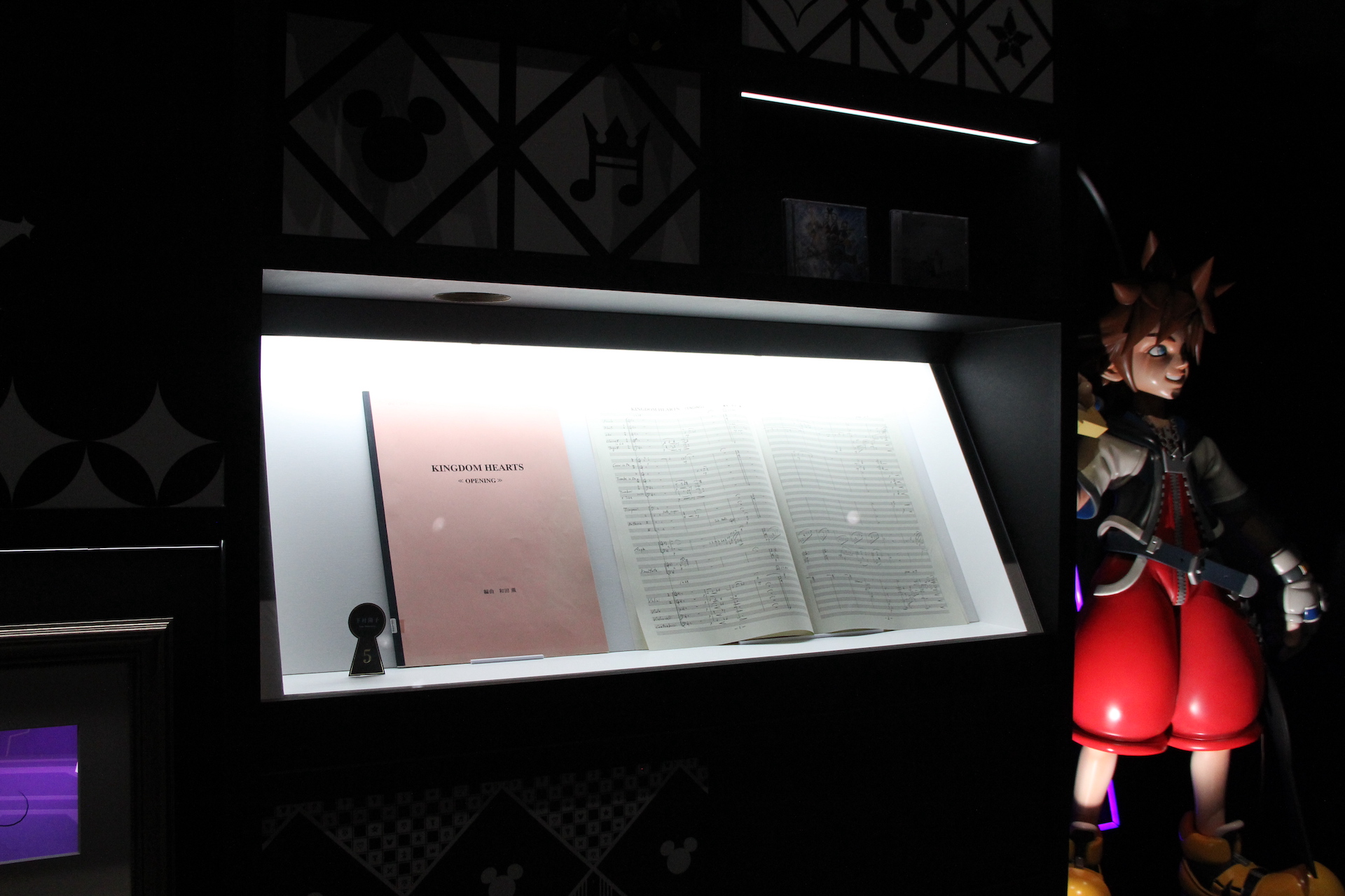 ロッカー左半分は、左側の光っているところには台本、右側の光っている部分には楽譜が収納されていた。今や、どちらも超貴重品