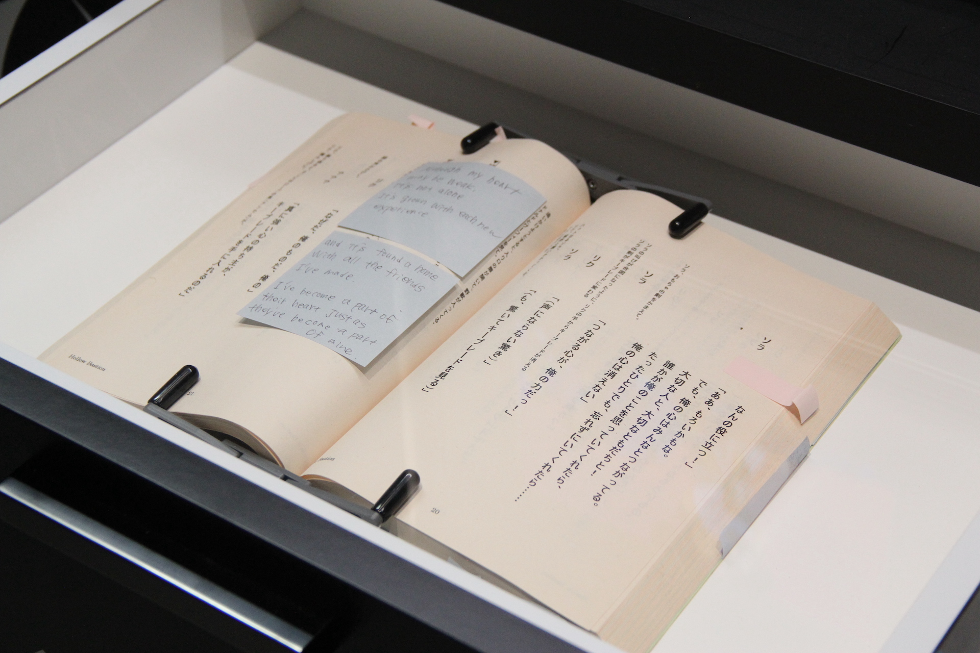 各作品ともに上段では映像が流れ、下段引き出し内に作品に対応した台本が収納されていた。引き出さないとその存在に気づかないので、もしかすると見ずに終わった人もいるかもしれない