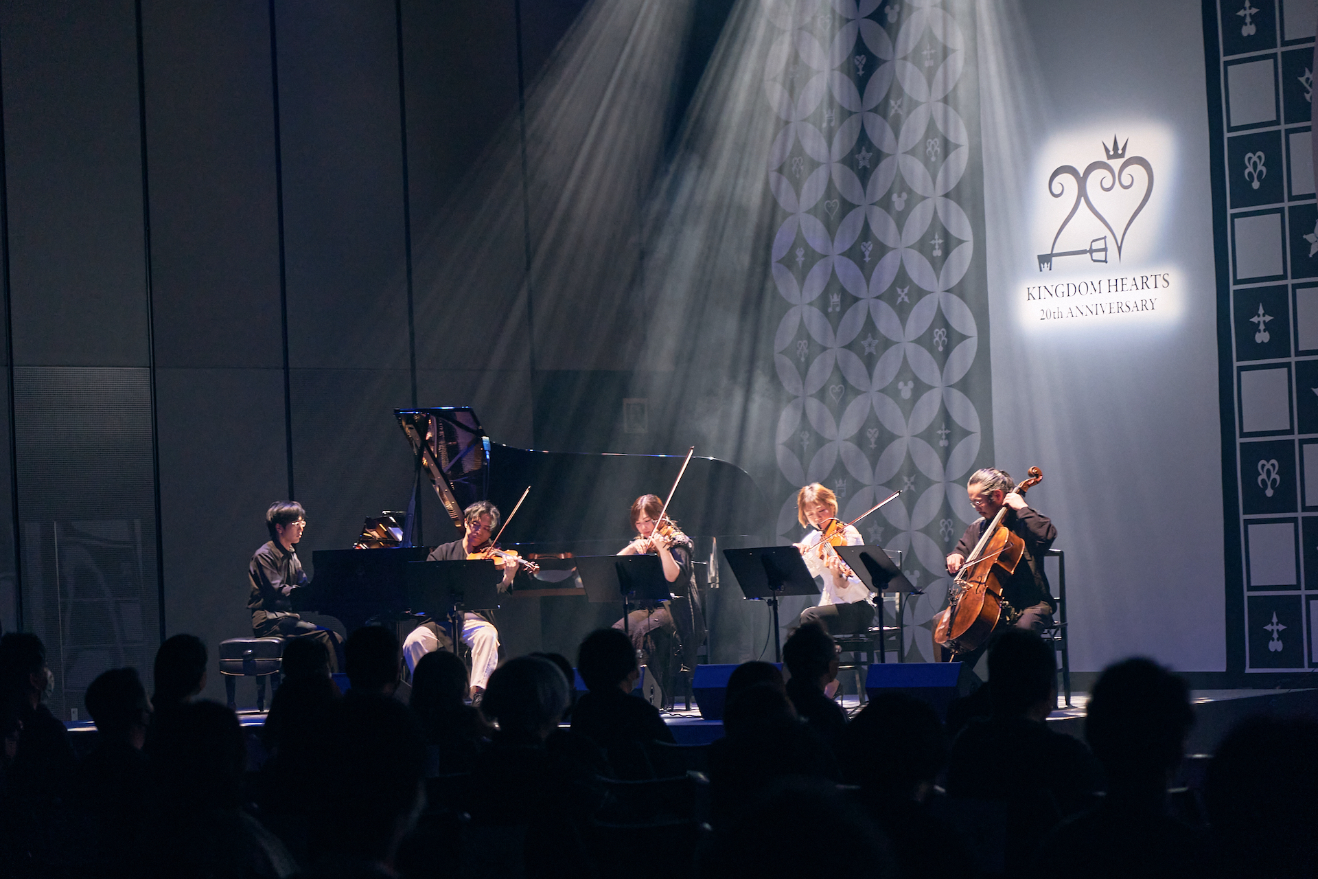 ピアノと弦の五重奏でアレンジした楽曲が生演奏で披露された