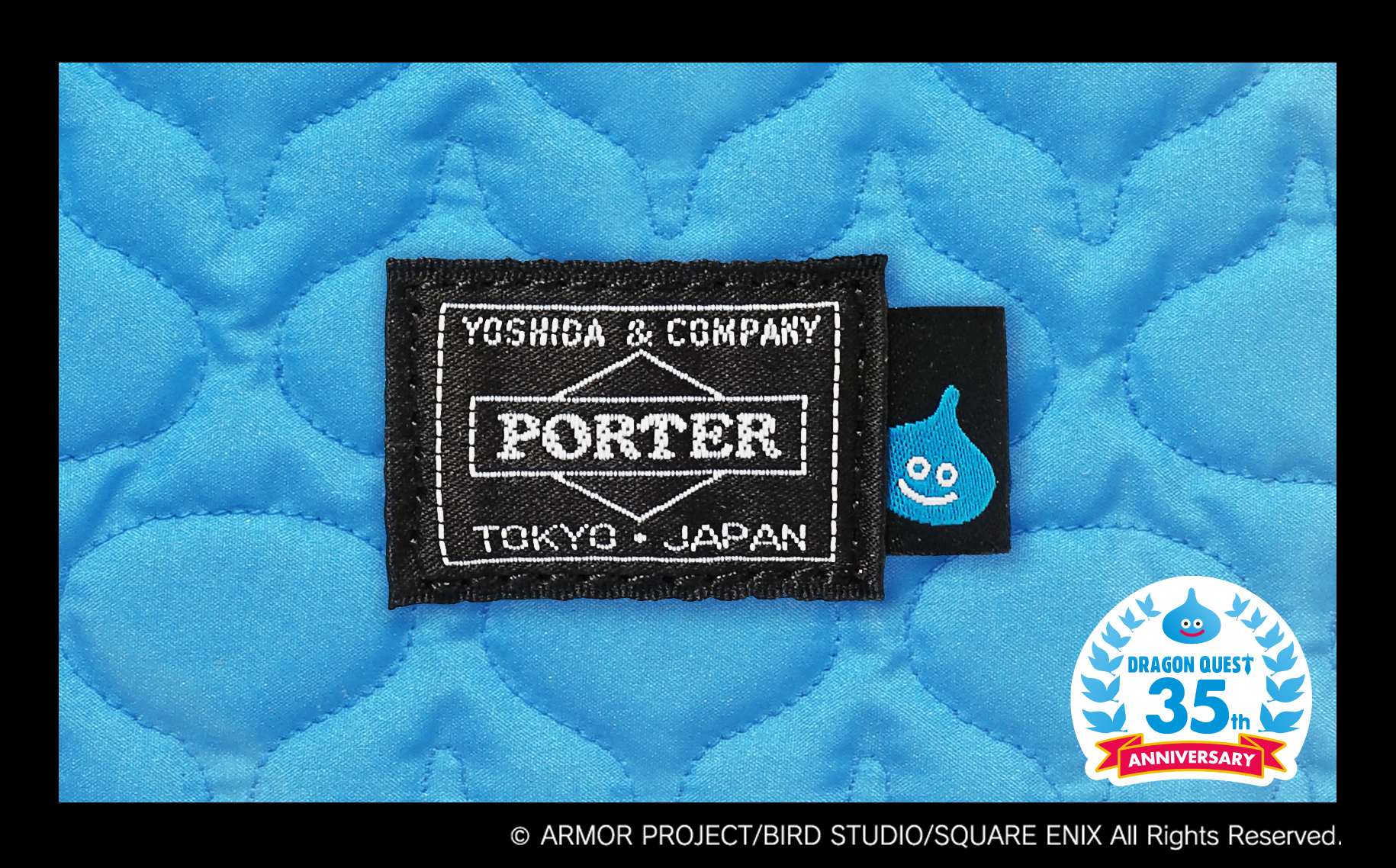 スライムシルエットがキルティングされた、スライムブルーの生地がポイント。PORTERのネームにもスライムが配置されている