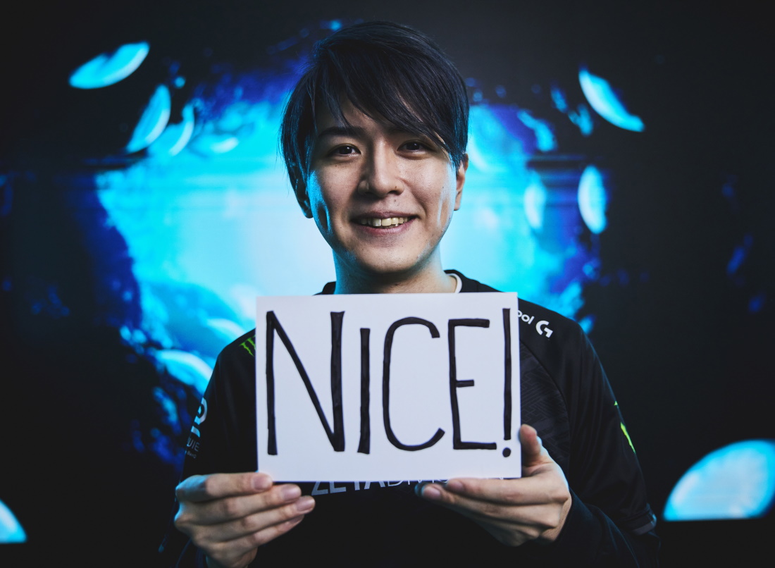 「NICE!」と書かれた紙を持つLaz選手