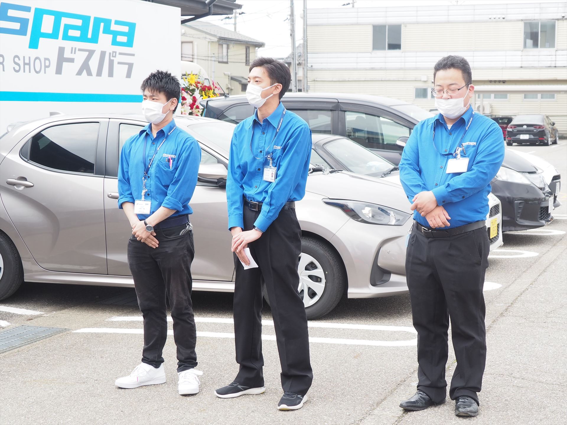 オープン5分前に小林店長が挨拶を行った